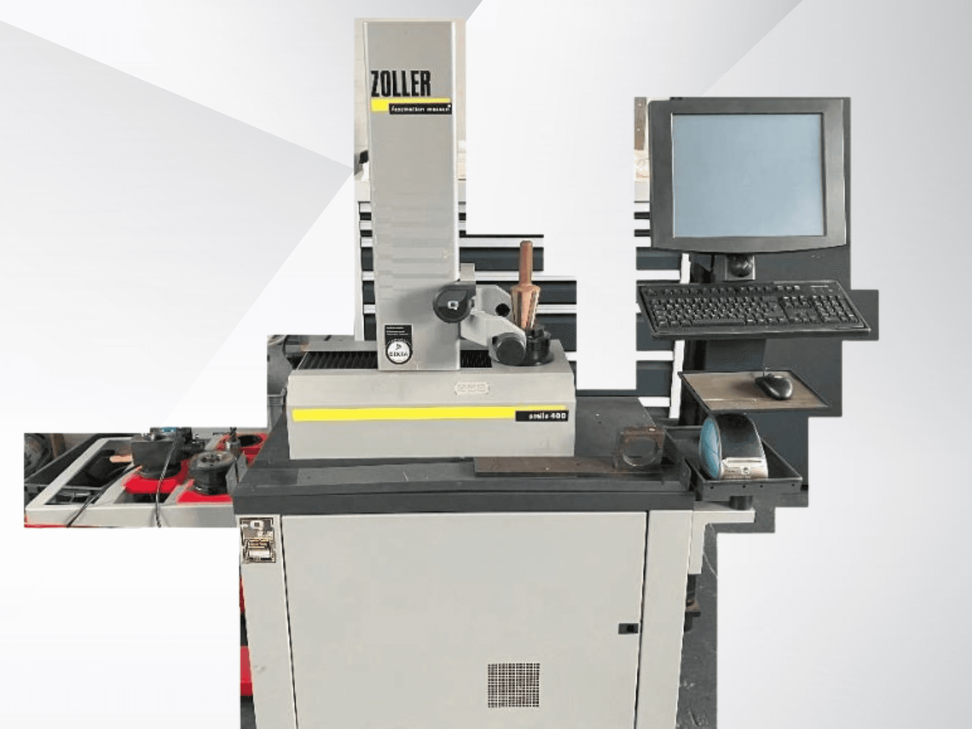 Вимірювальна машина ZOLLER з комп'ютерним монітором, клавіатурою та інструментами; вигляд спереду: сірий колір і сучасний дизайн.