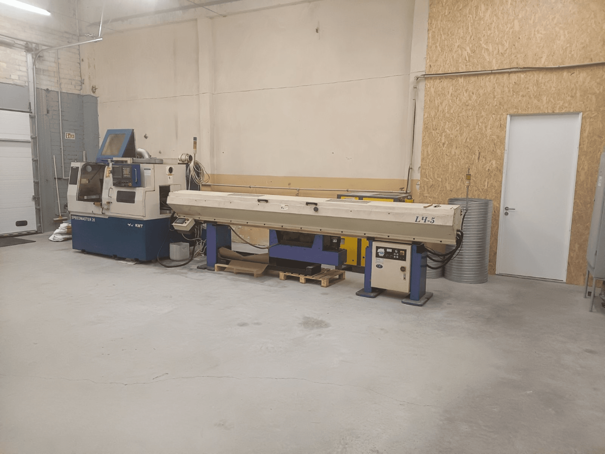 Промислова майстерня з машиною KMT Speedmaster 34 та L4.5, вид спереду, з видимими елементами керування та механізмами.