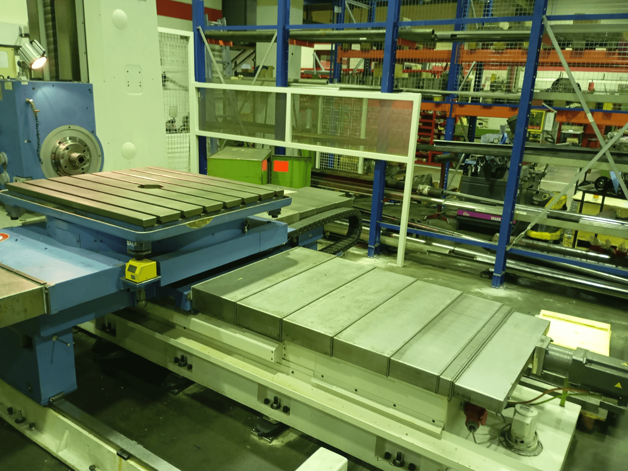 Розточувальний верстат Union Karl Marx Stadt BFT90/5 MSC, вид спереду; має великий плоский стіл, моторизовану базу та металеву конструкцію.