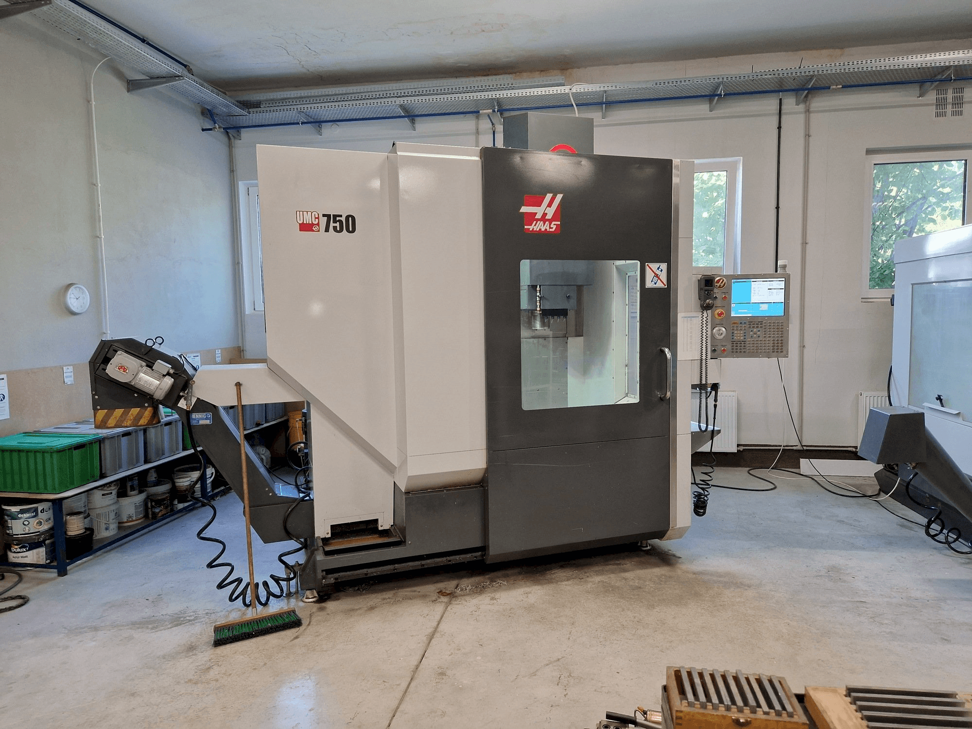Front view of HAAS UMC-750 machine
