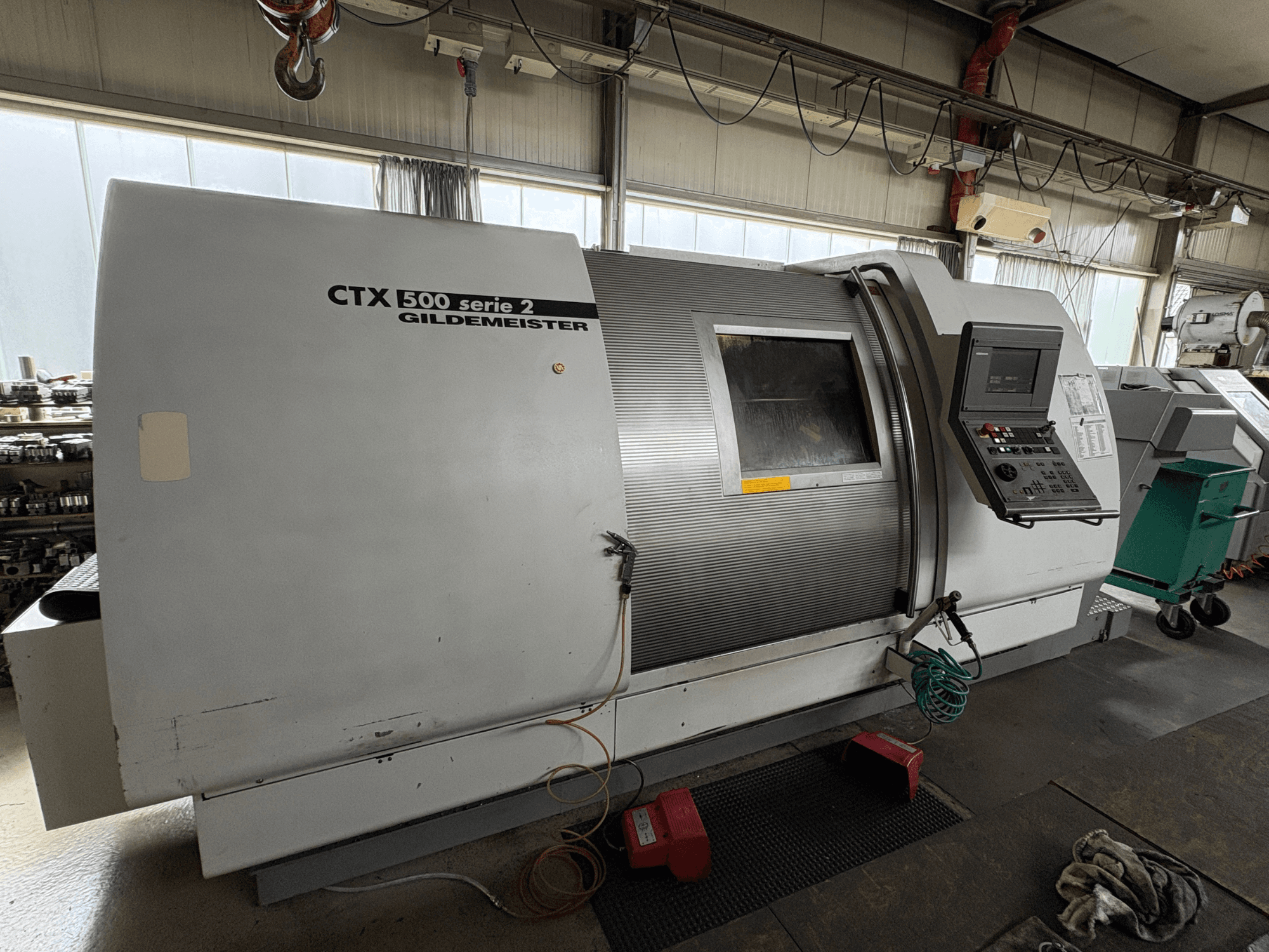 Горизонтальний токарний верстат Gildemeister CTX 500 S2, вид збоку, на якому видно панель управління та деталі основного корпусу.