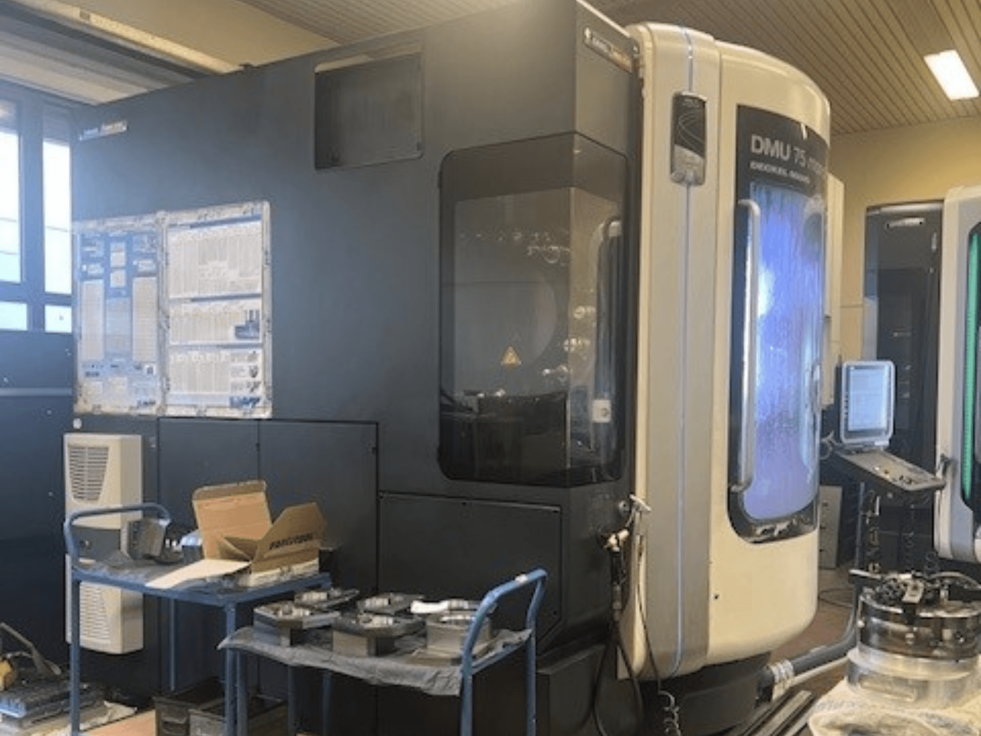 Універсальний обробний центр DMG Mori Seiki DMU 75 monoBlock, вид спереду, демонструє панель керування, систему охолодження та робочий простір.