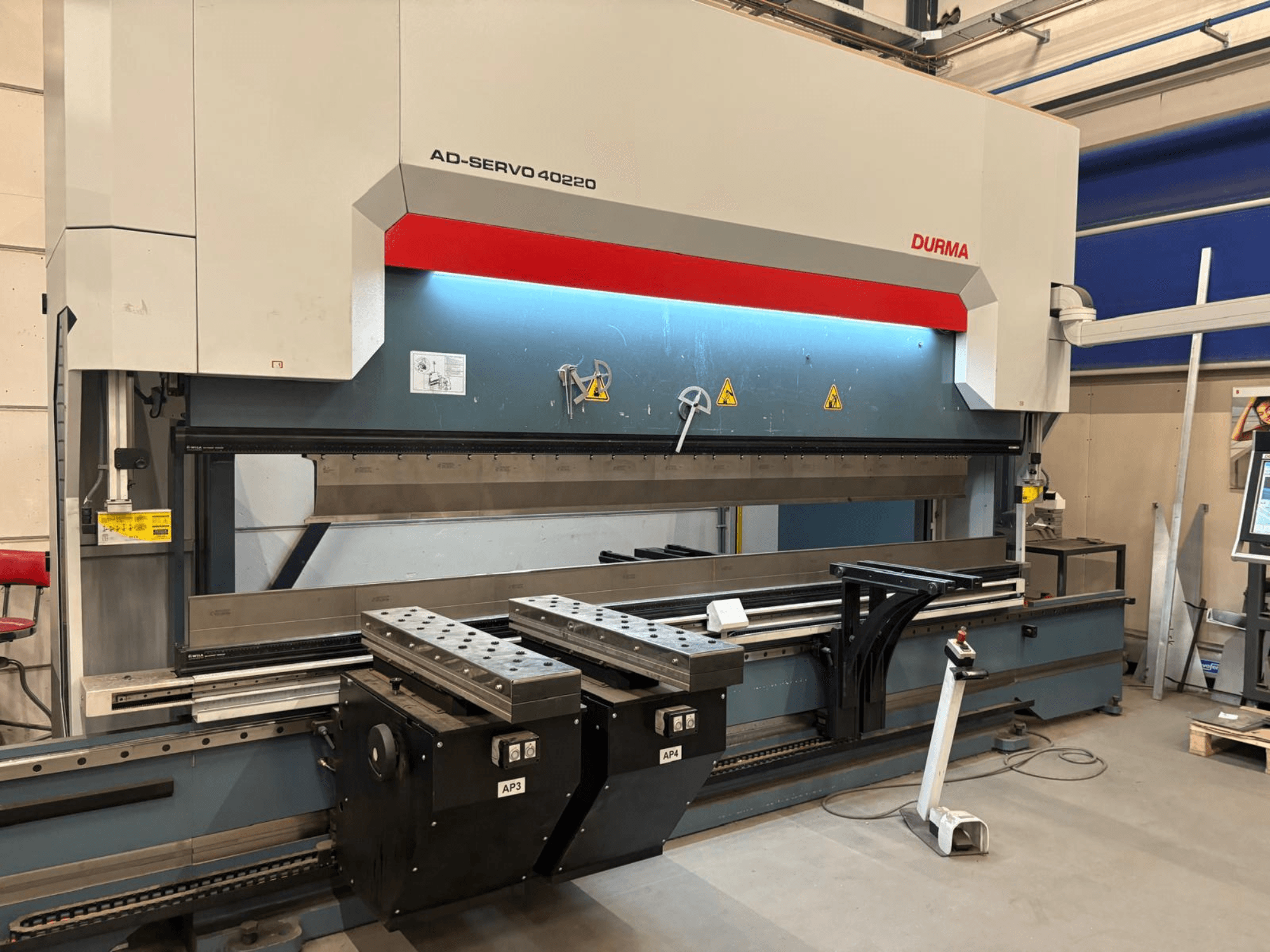 Прес-згинальний верстат Durma AD-SERVO 40220, вид спереду, на якому видно панель управління, гідравлічну систему та інструмент на робочому столі.