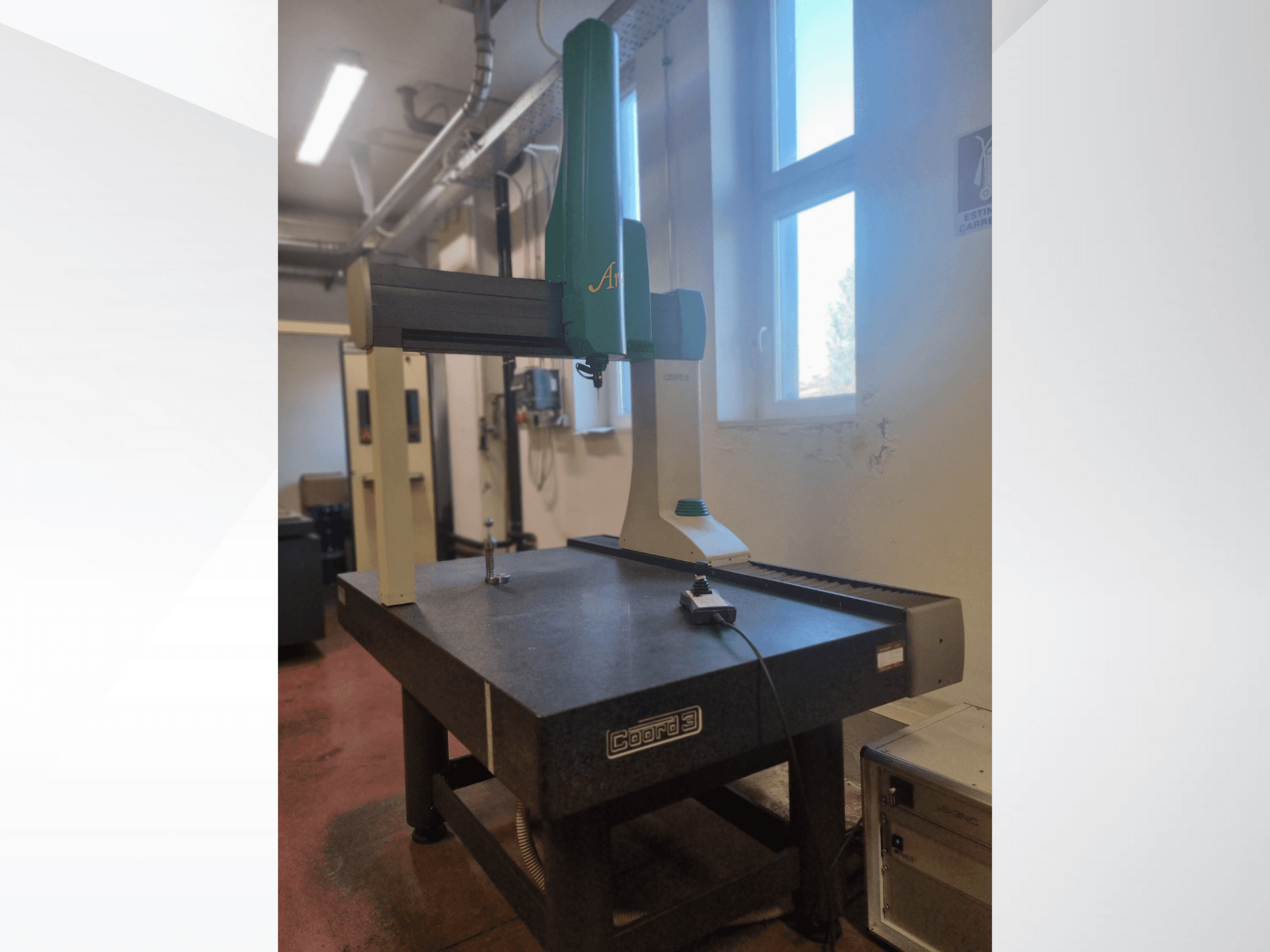 3D-сканер GOM Atos спереду на столі для вимірювання граніту, з видимим кабелем і пристроєм керування.