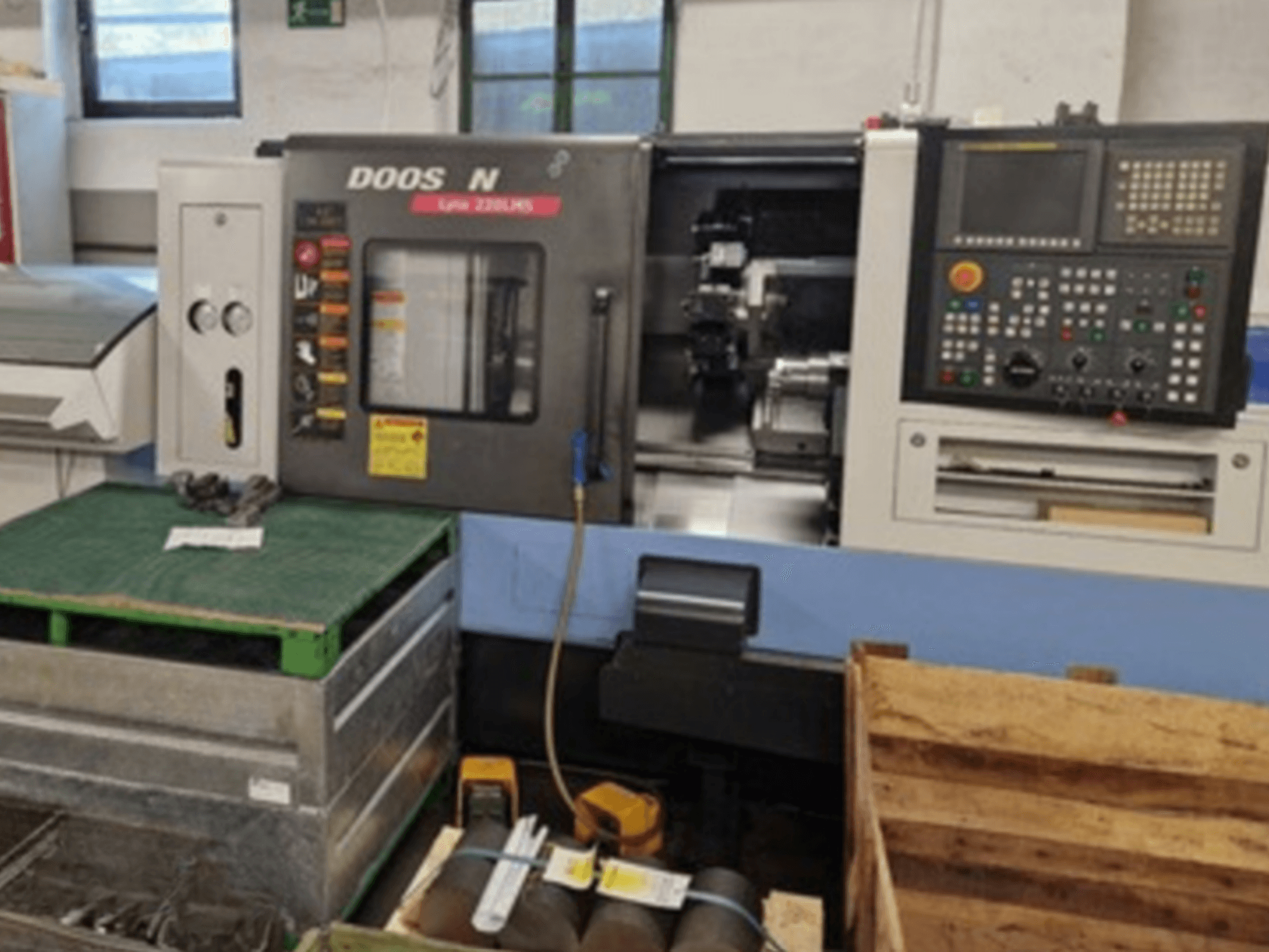 Горизонтальний токарний верстат DOOSAN Lyax 220 LMS спереду, демонструє панель керування, інструменти та робочий простір.