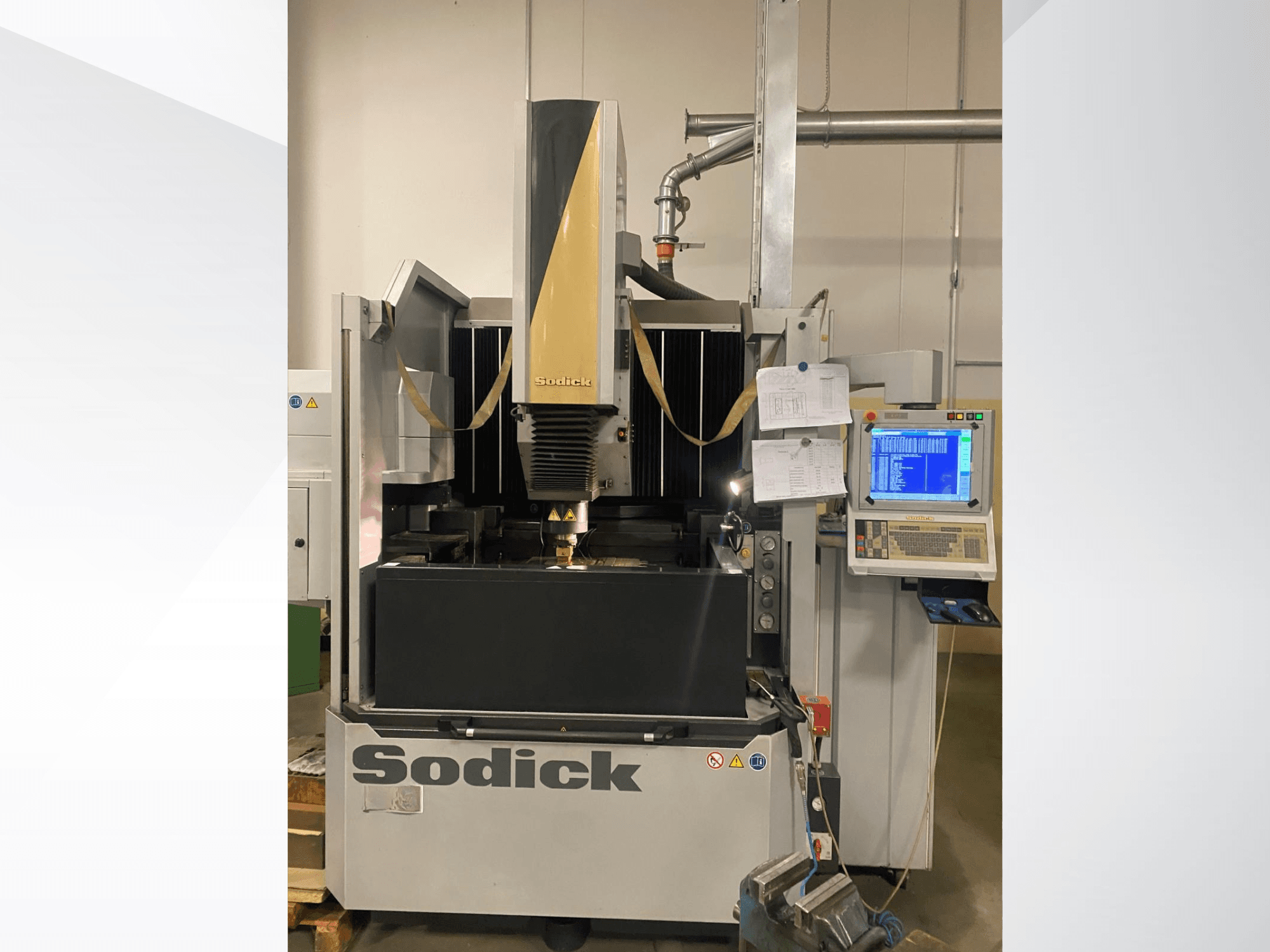 Електроерозійний верстат Sodick, вид спереду, з панеллю керування, робочим столом і верхньою ріжучою головкою.
