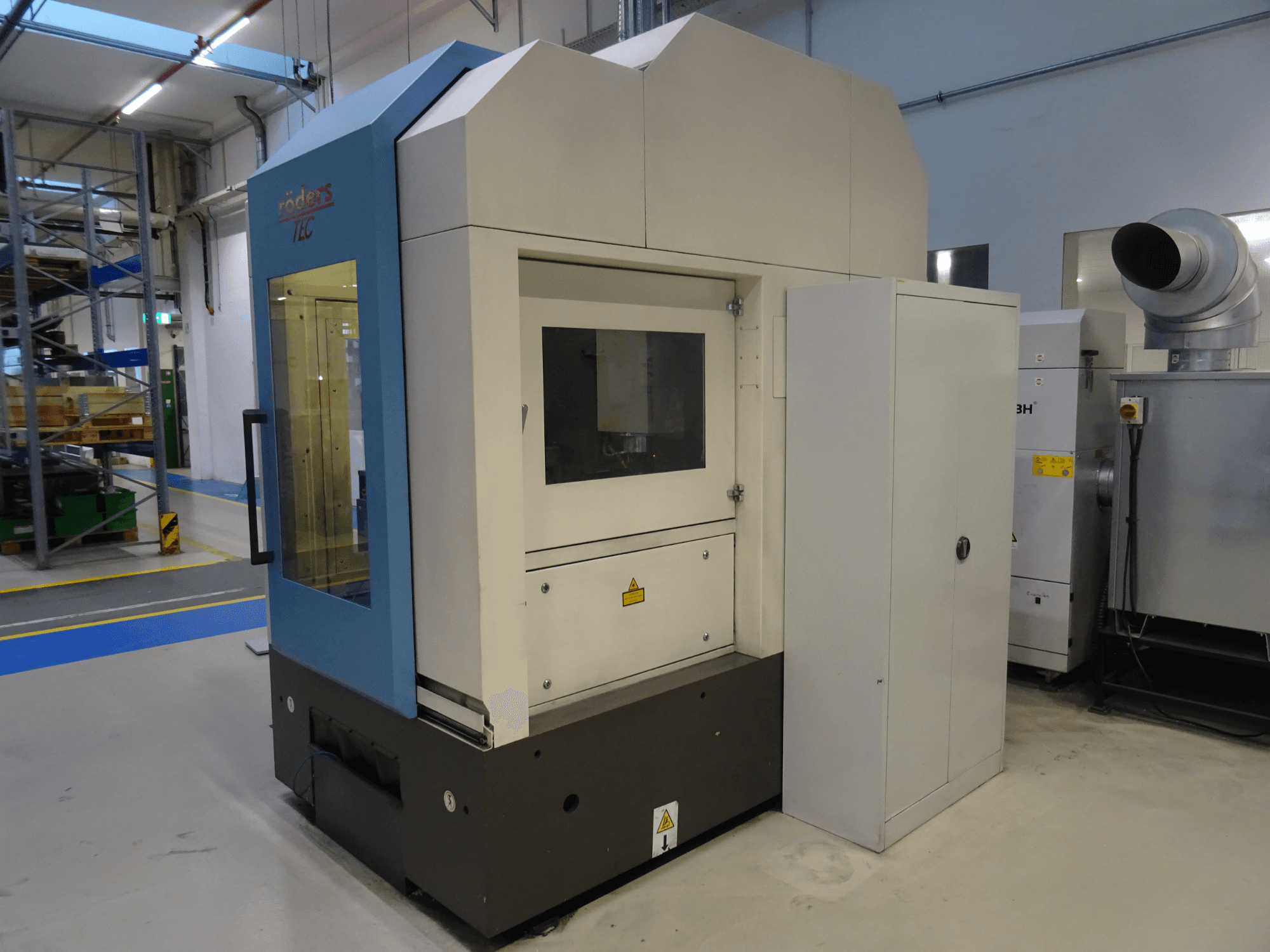 Вертикальний обробний центр RÖDERS RFM 760, вид спереду, демонструє компактну конструкцію та панель керування. Ідеально підходить для точної обробки.