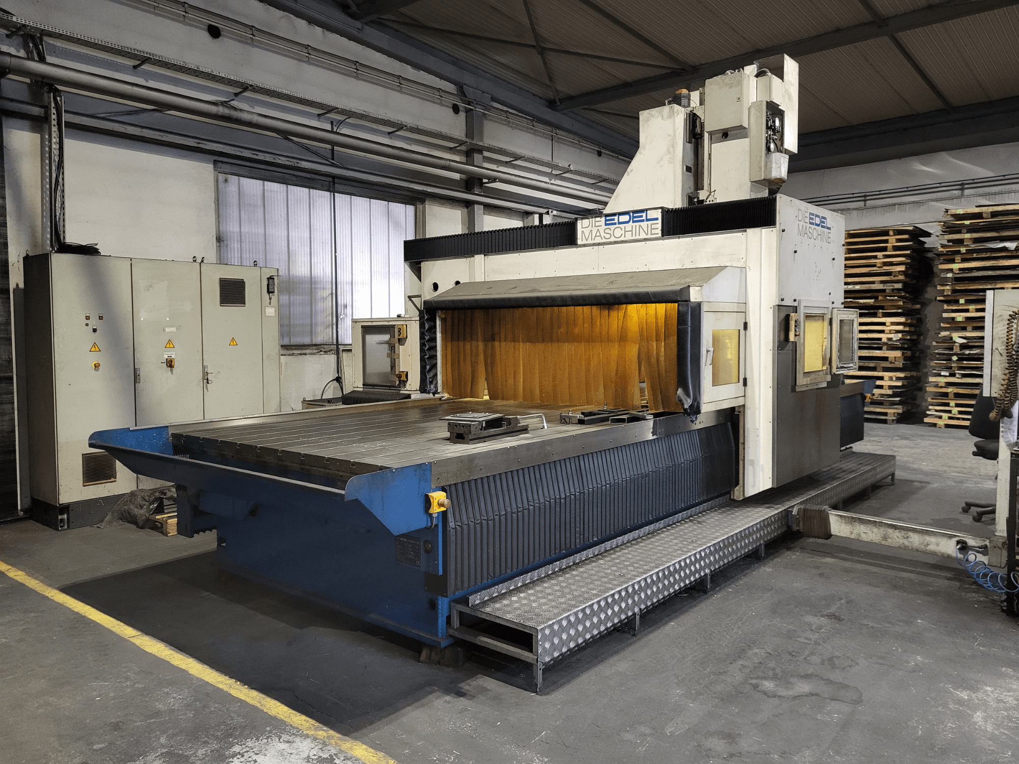 Портальний фрезерний верстат EDEL Koordimatic XL 4020, вид спереду, з великим робочим столом і блоком керування в промислових умовах.