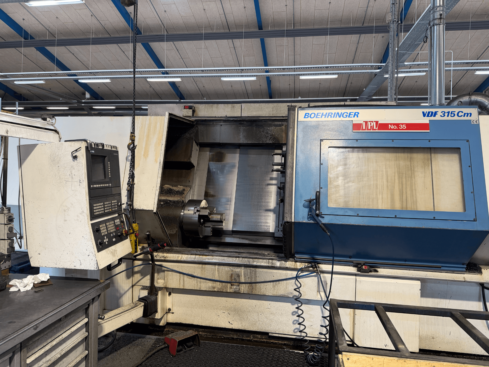 Вид спереду горизонтального токарного верстата BOEHRINGER VDF 315 CM з панеллю керування та відкритою зоною обробки.