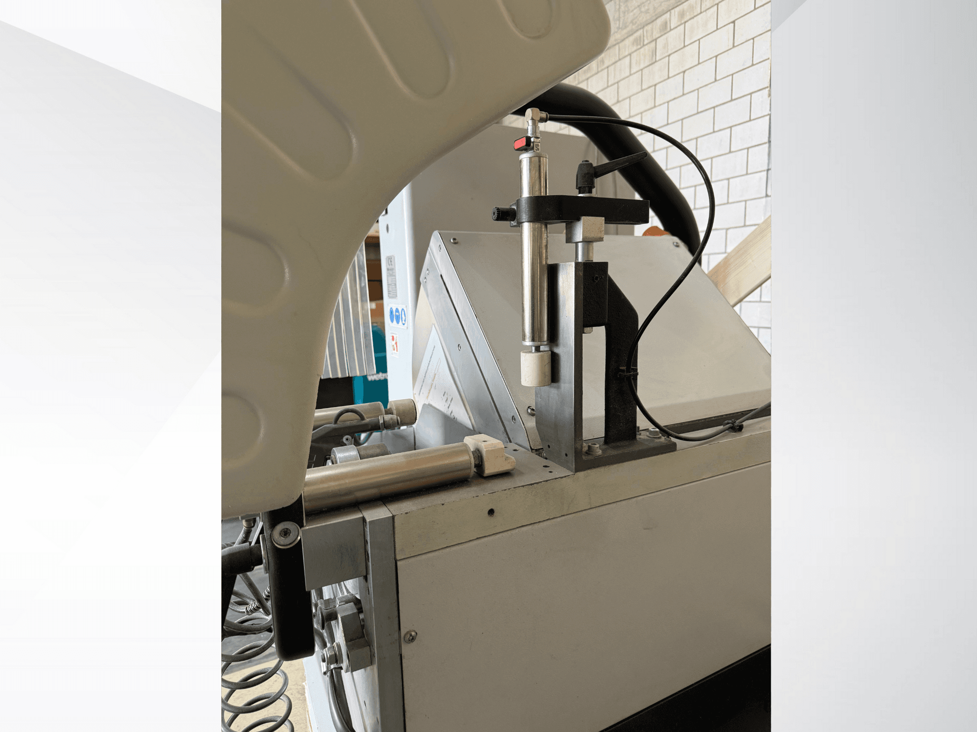 Прецизійний дозуючий пристрій з вертикальним шприцом, видимим логотипом бренду та панеллю керування спереду крупним планом.