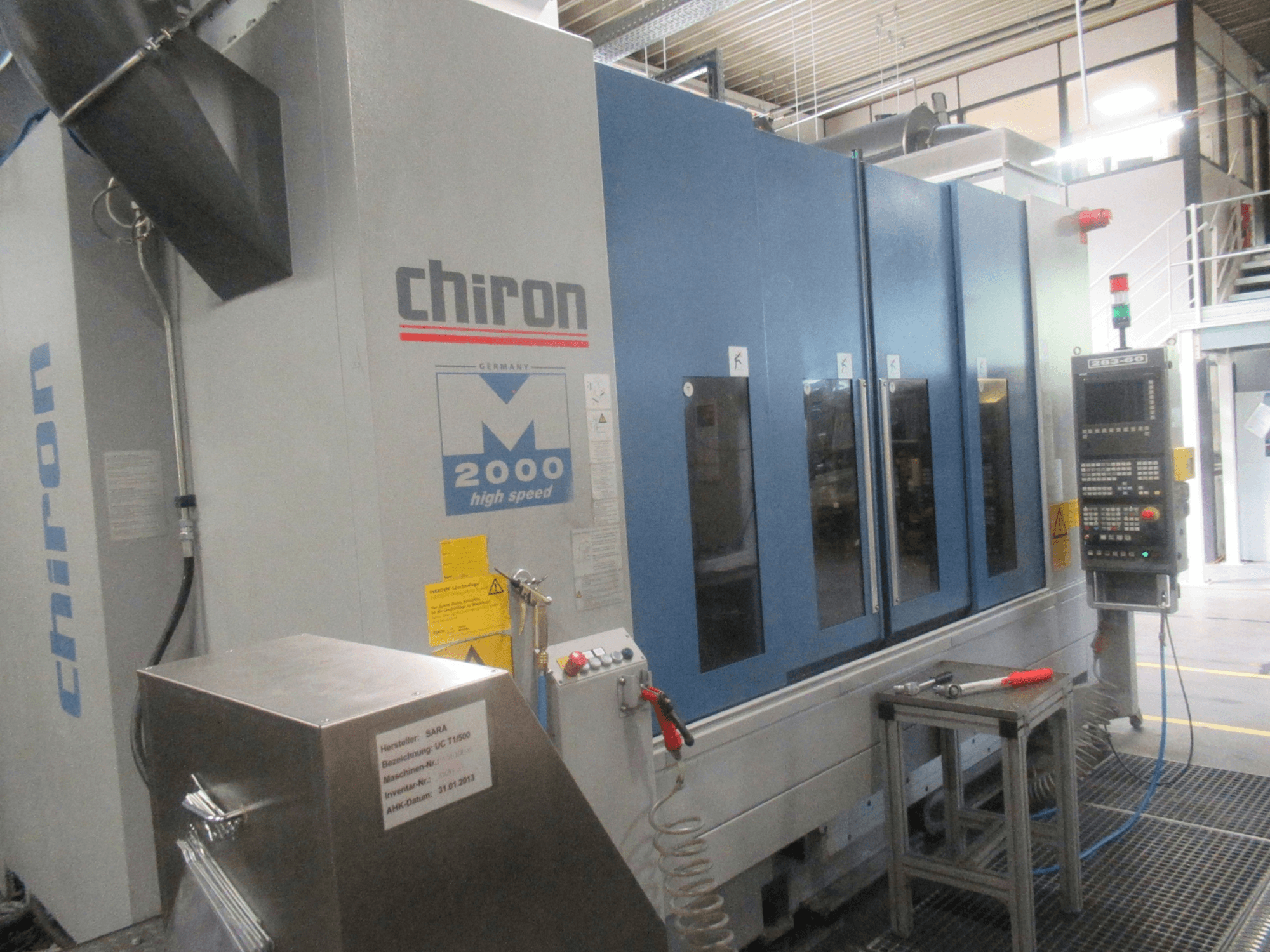 Вертикальний обробний центр CHIRON Mill 2000, вид спереду з панеллю керування, у синьому кольорі, на якому видно функції високошвидкісної обробки.