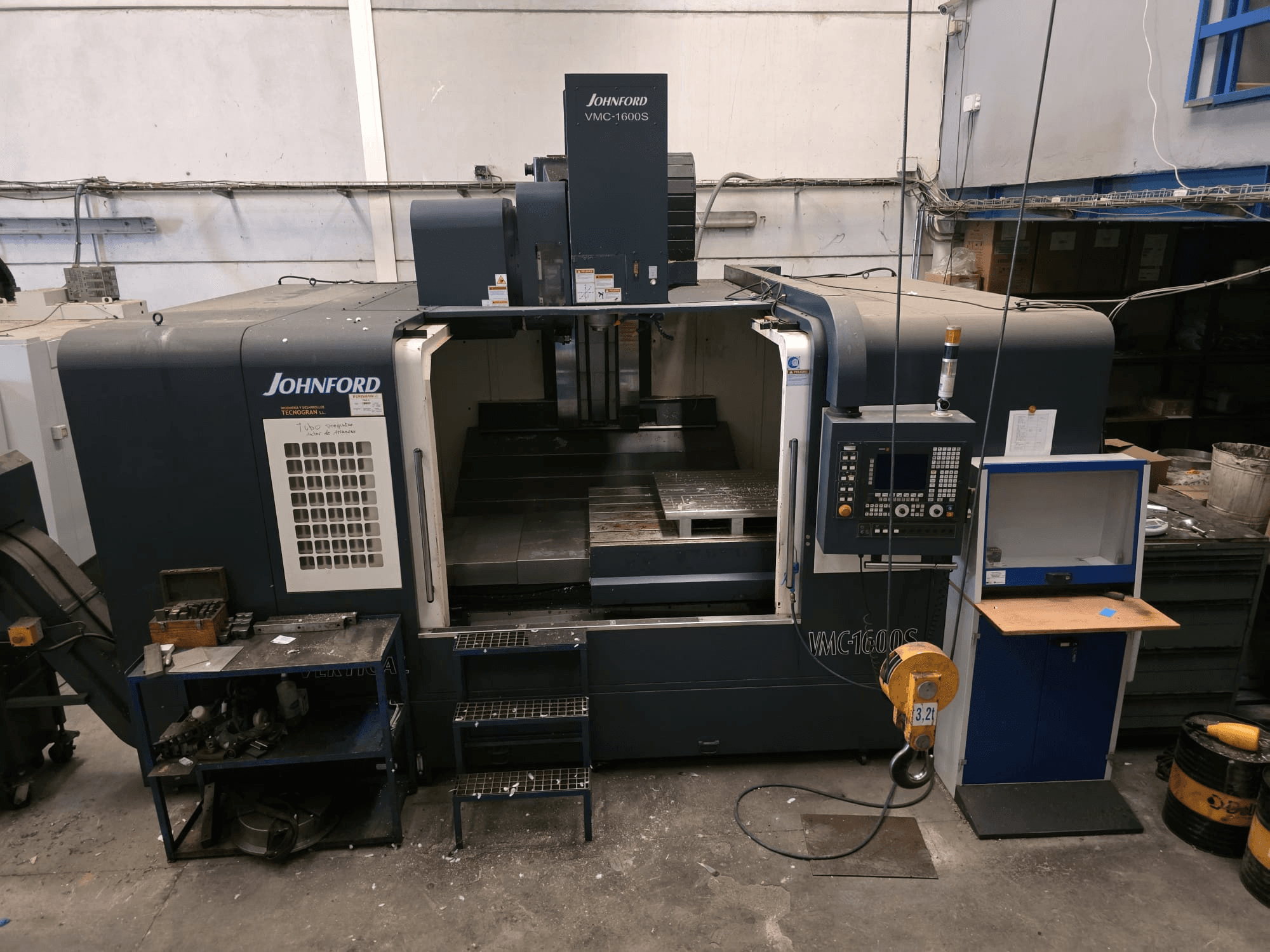 Вид спереду вертикального обробного центру Johnford VMC-1600S з елементами керування та робочою зоною в умовах майстерні.