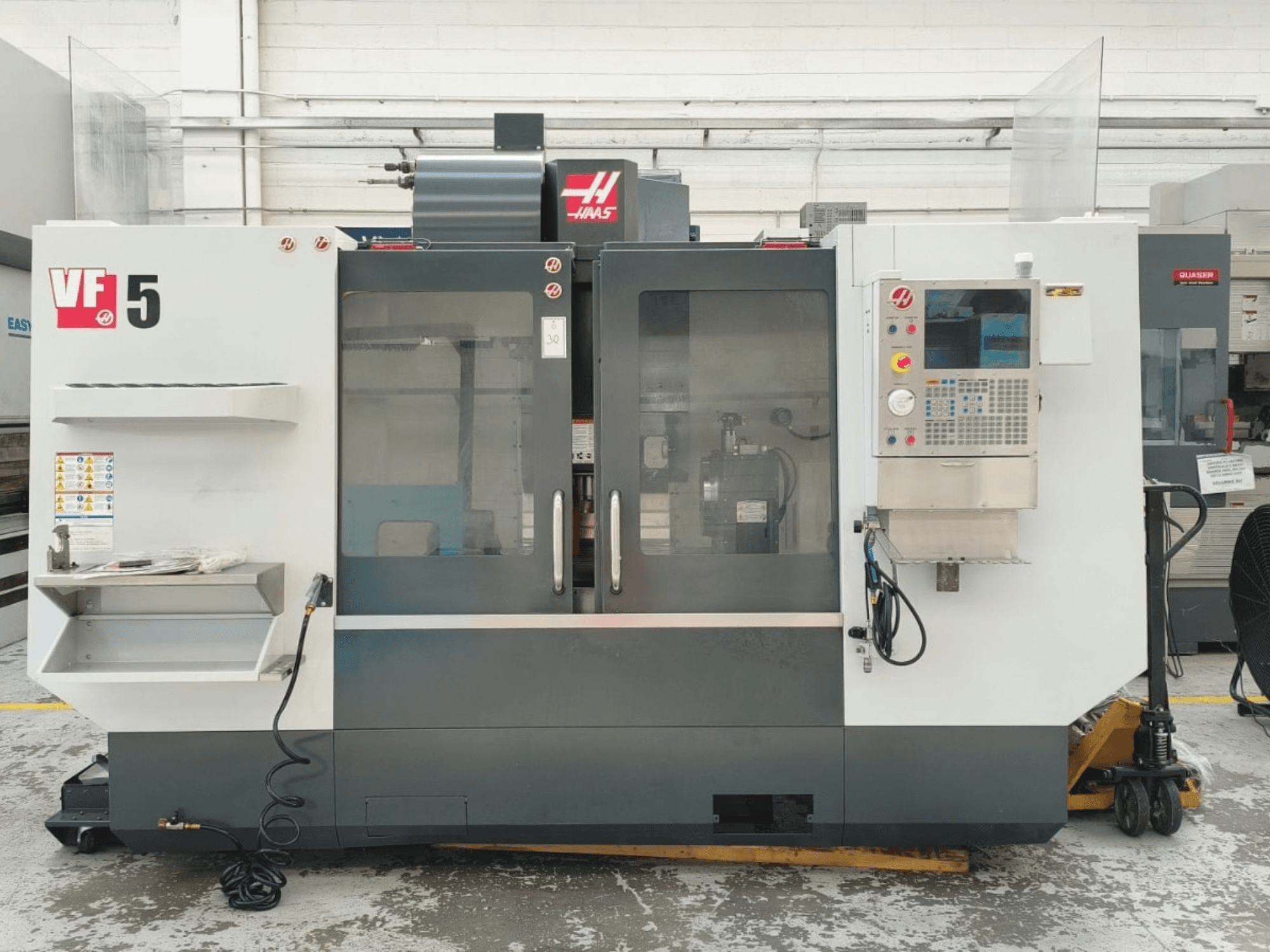 Вертикальний обробний центр HAAS VF 5/40 у фронтальному ракурсі, з панеллю керування та скляними дверцятами.