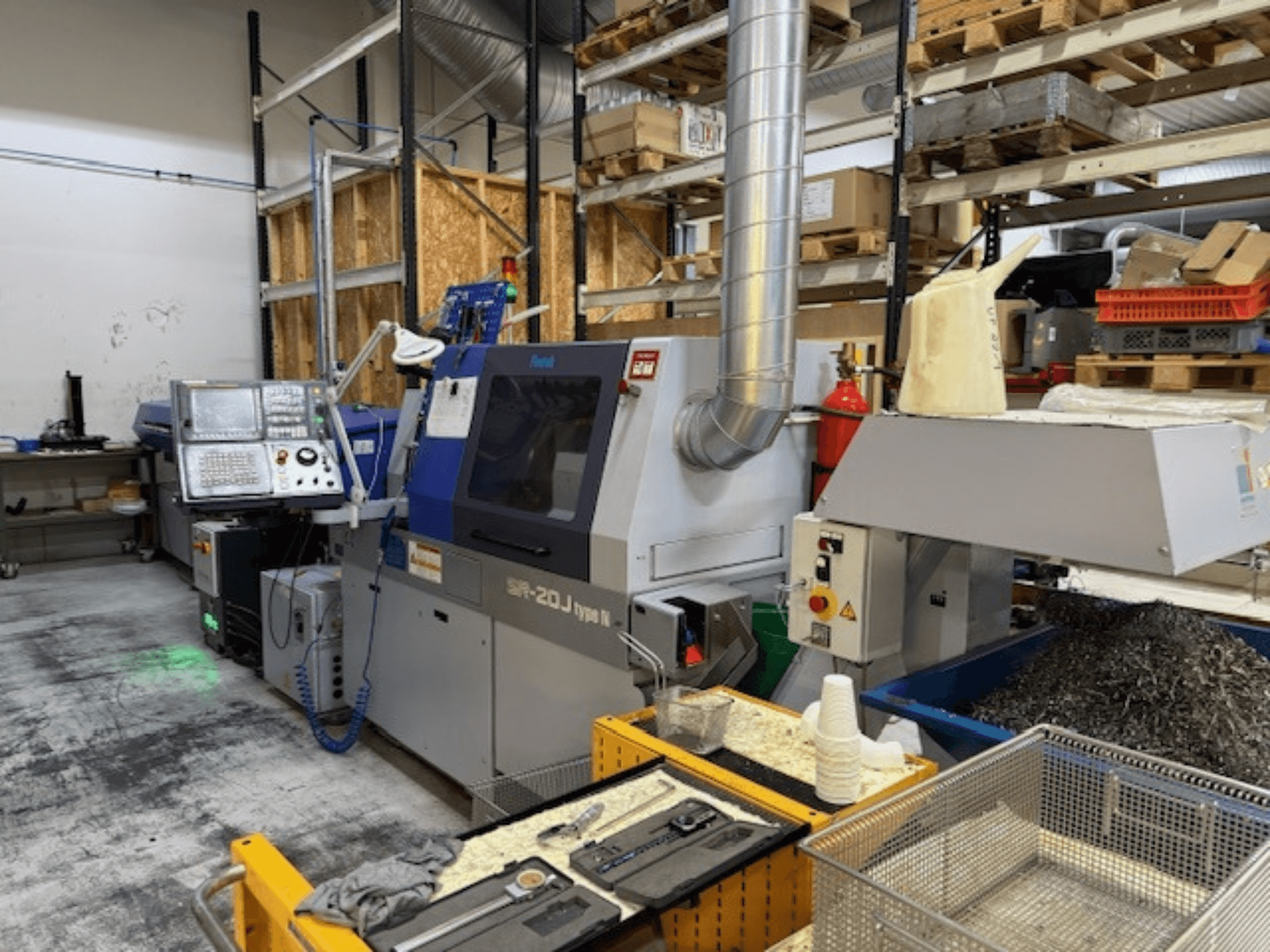 Вид спереду обробного центру Faroh SPR-20J типу N з панеллю керування, металевою стружкою та засобами безпеки в майстерні.