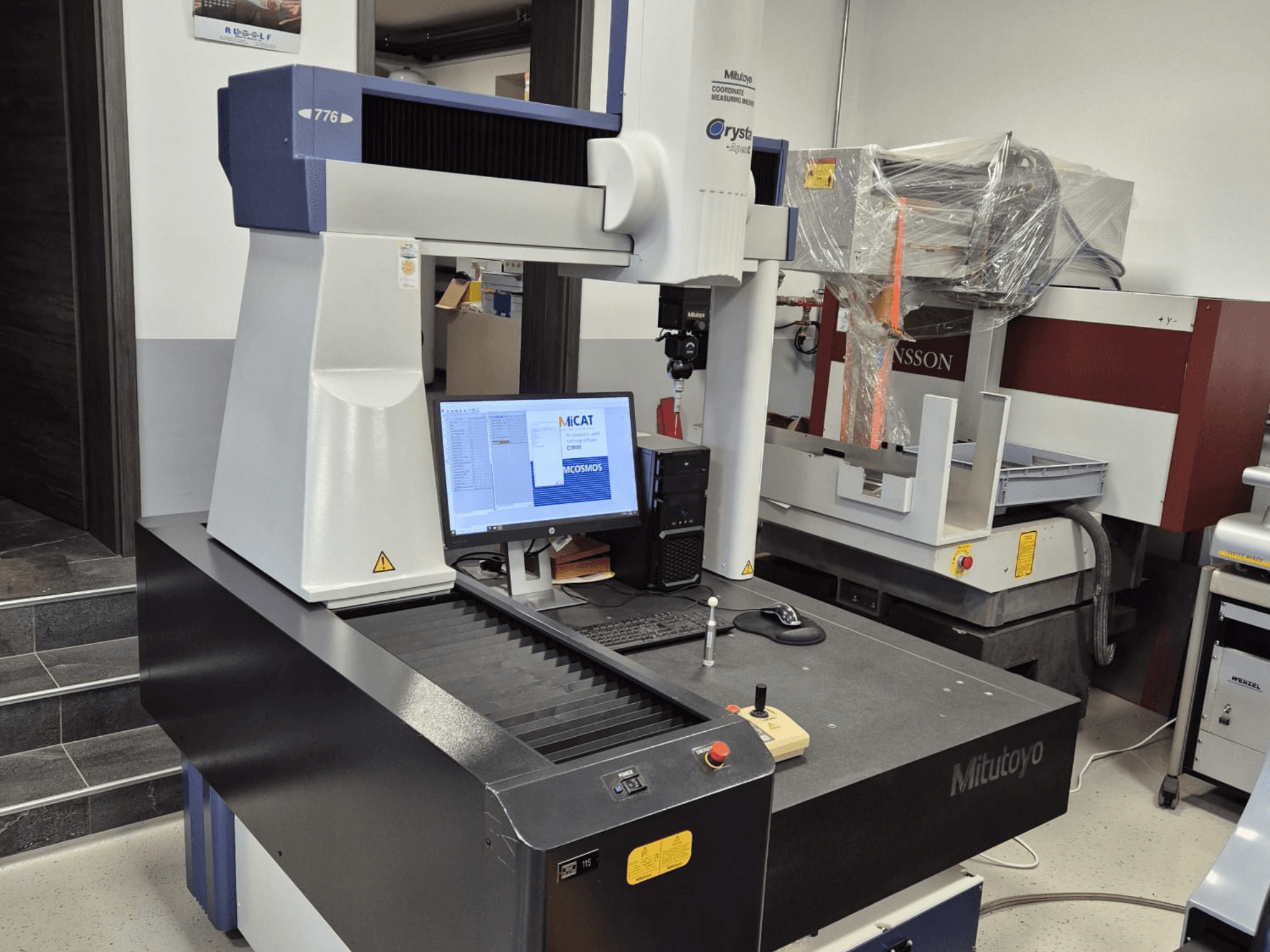 Координатно-вимірювальна машина Mitutoyo моделі 776, вид спереду, з монітором, на якому відображається програмне забезпечення для вимірювання та елементи керування.