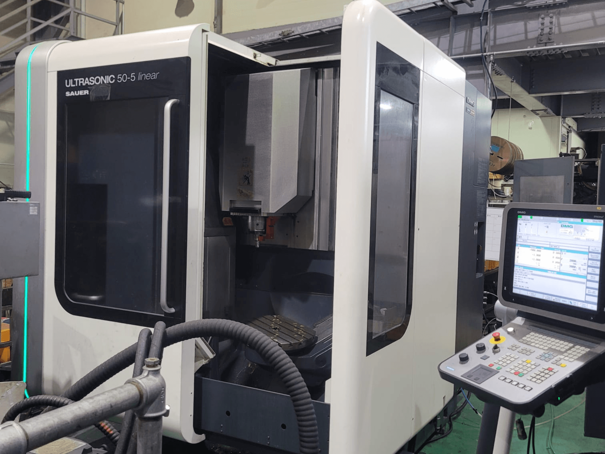 Лінійний універсальний обробний центр DMG ULTRASONIC 50-5, вид спереду з панеллю керування та видимою робочою зоною.
