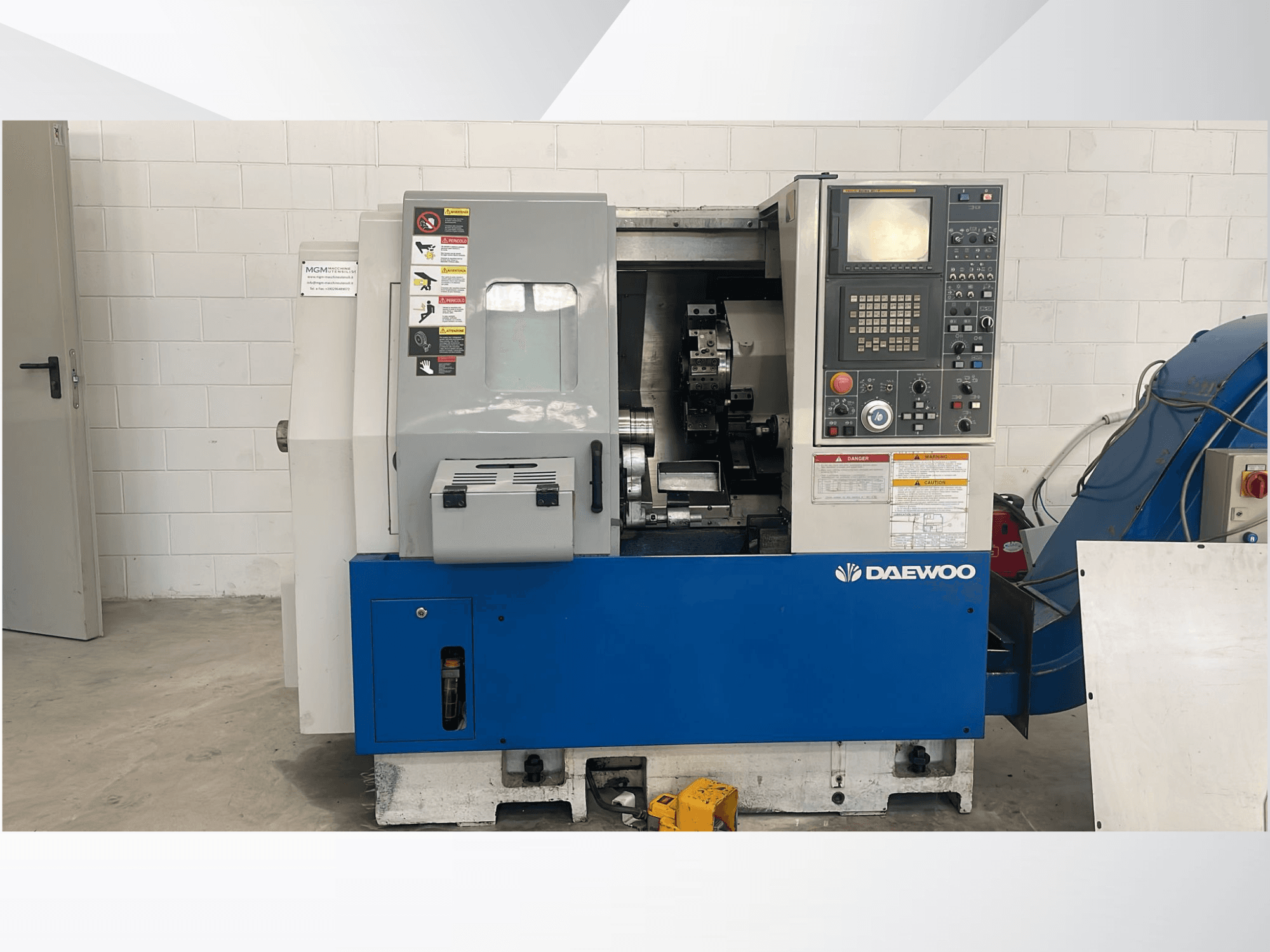Горизонтальний токарний верстат DAEWOO Lynx 210B спереду, з панеллю керування та видимими механізмами.
