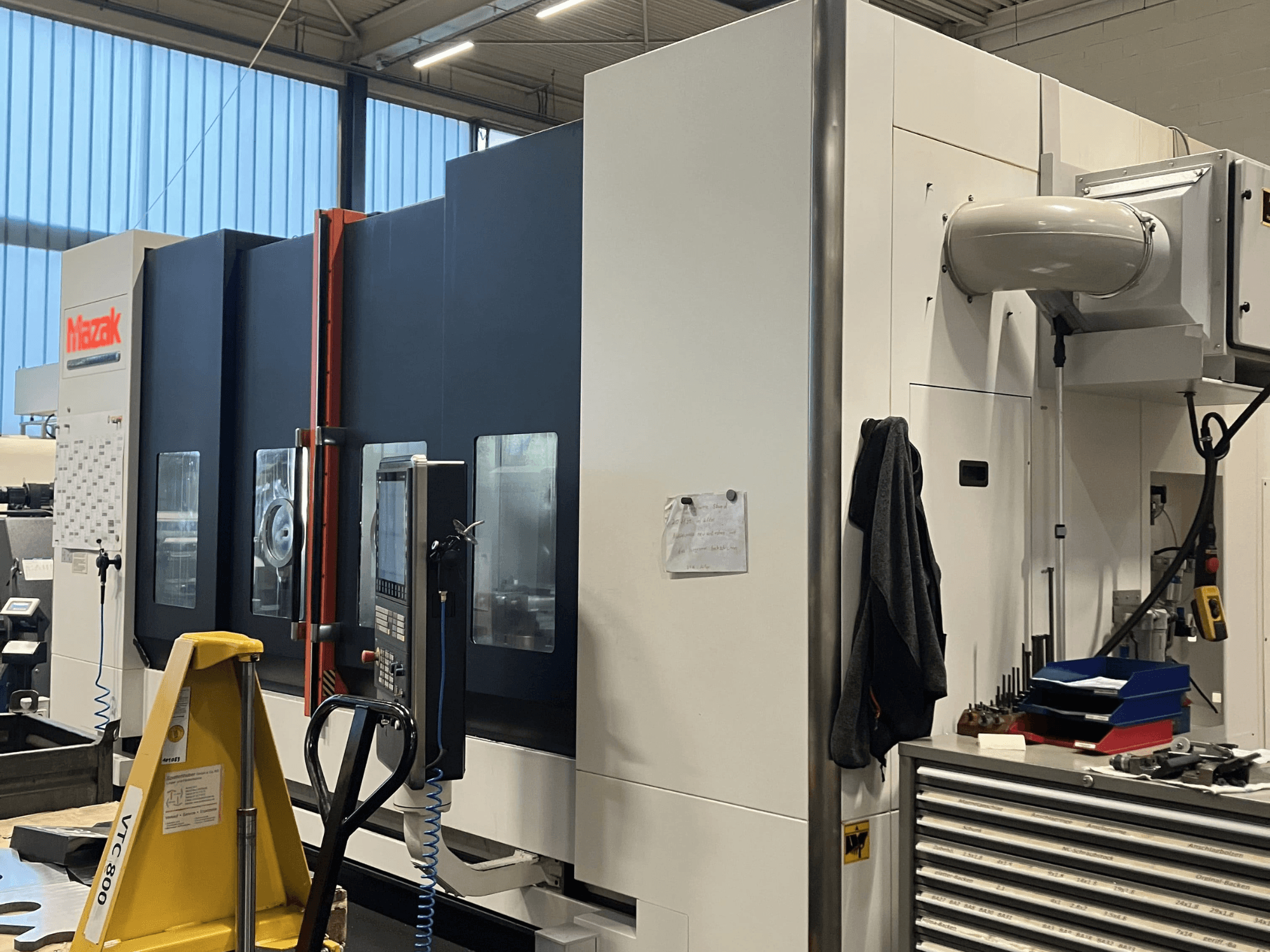 Верстат з ЧПК Mazak, вид збоку, демонструє панель керування та функції безпеки в умовах майстерні.