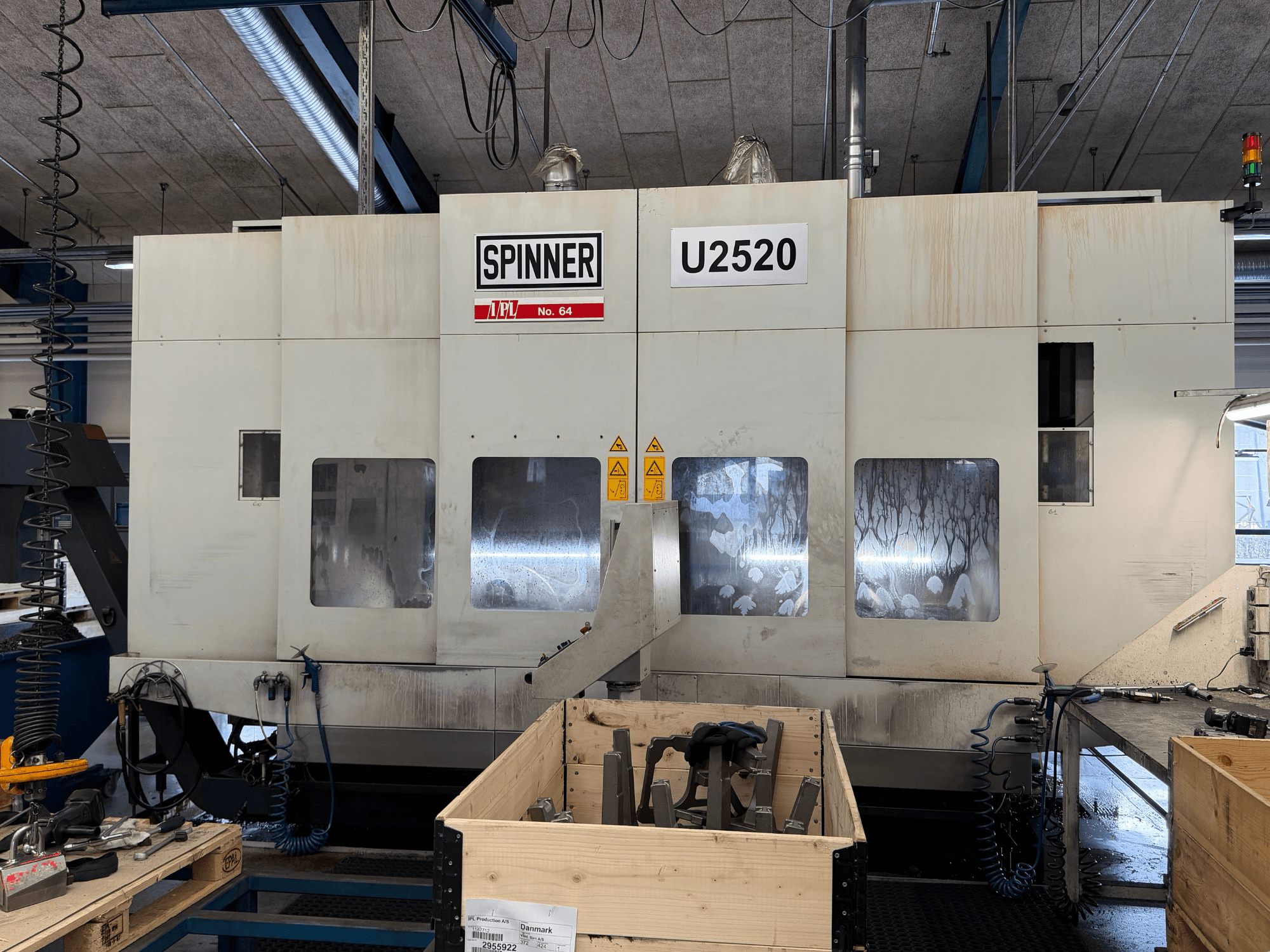 Вертикальний обробний центр SPINNER U5-2520 в майстерні, вид спереду, з панеллю керування та робочою зоною з інструментами.