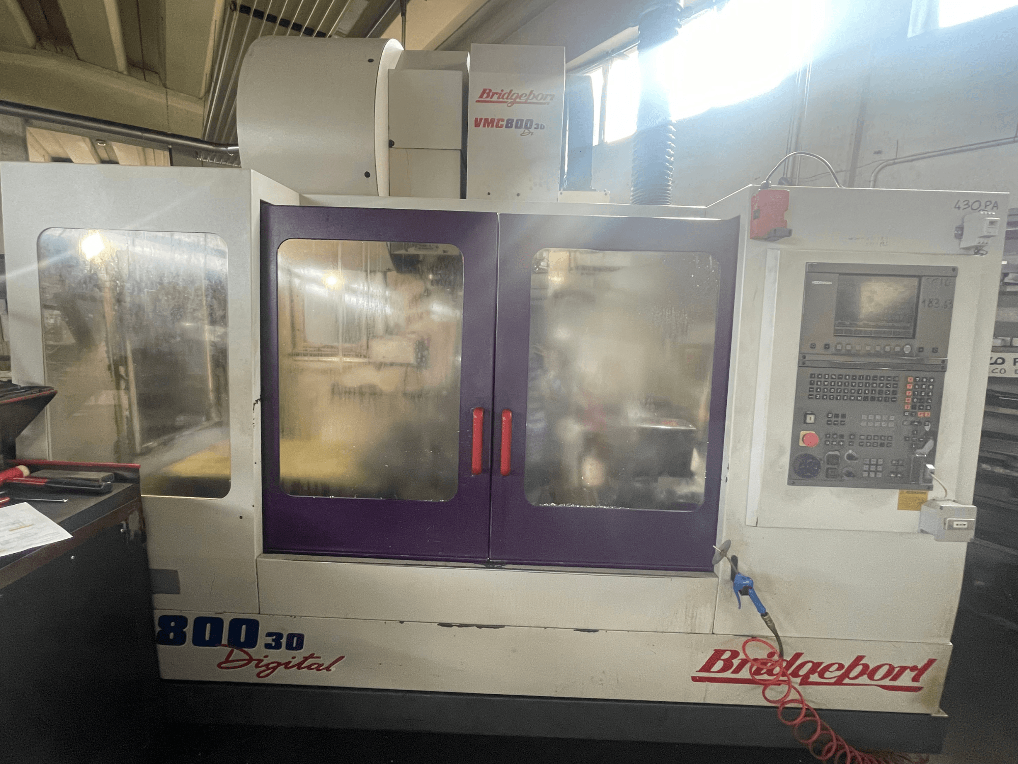 Вертикальний обробний центр Bridgeport VMC 800/30, вид спереду з панеллю керування та великими оглядовими вікнами.