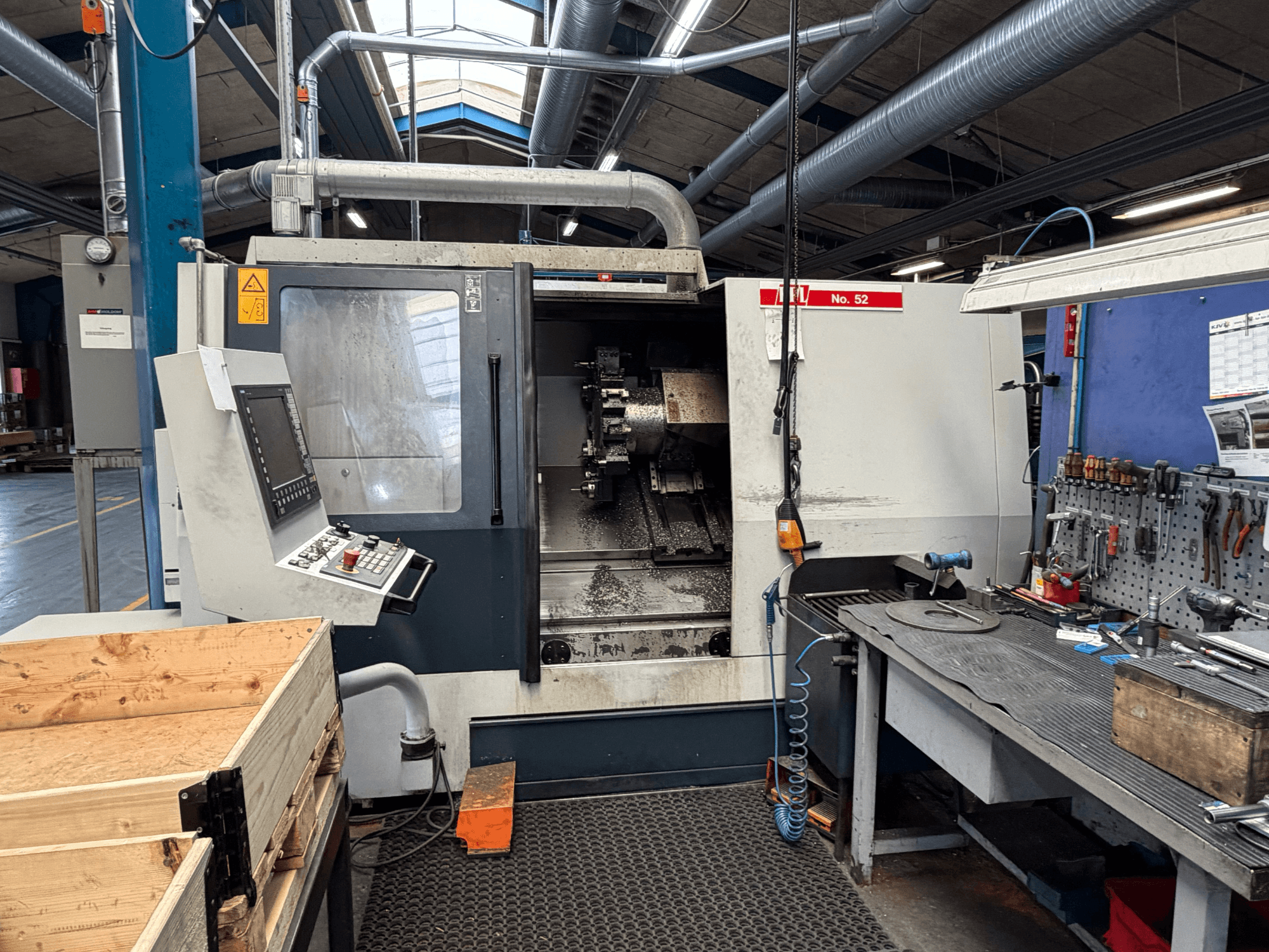 Горизонтальний токарний верстат SPINNER TC800 110 SMCY, вид спереду, з панеллю керування та робочою зоною поруч.