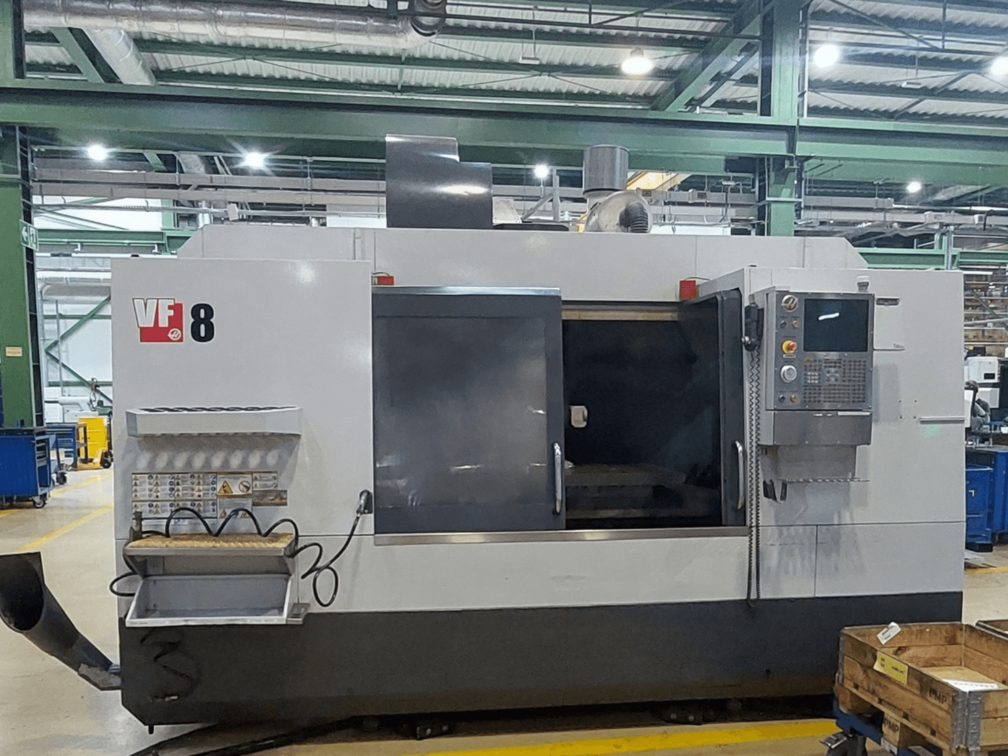 Вертикальний обробний центр HAAS VF-8, вид спереду; на фото зображено панель керування та зону завантаження, призначені для виконання завдань з точної обробки.
