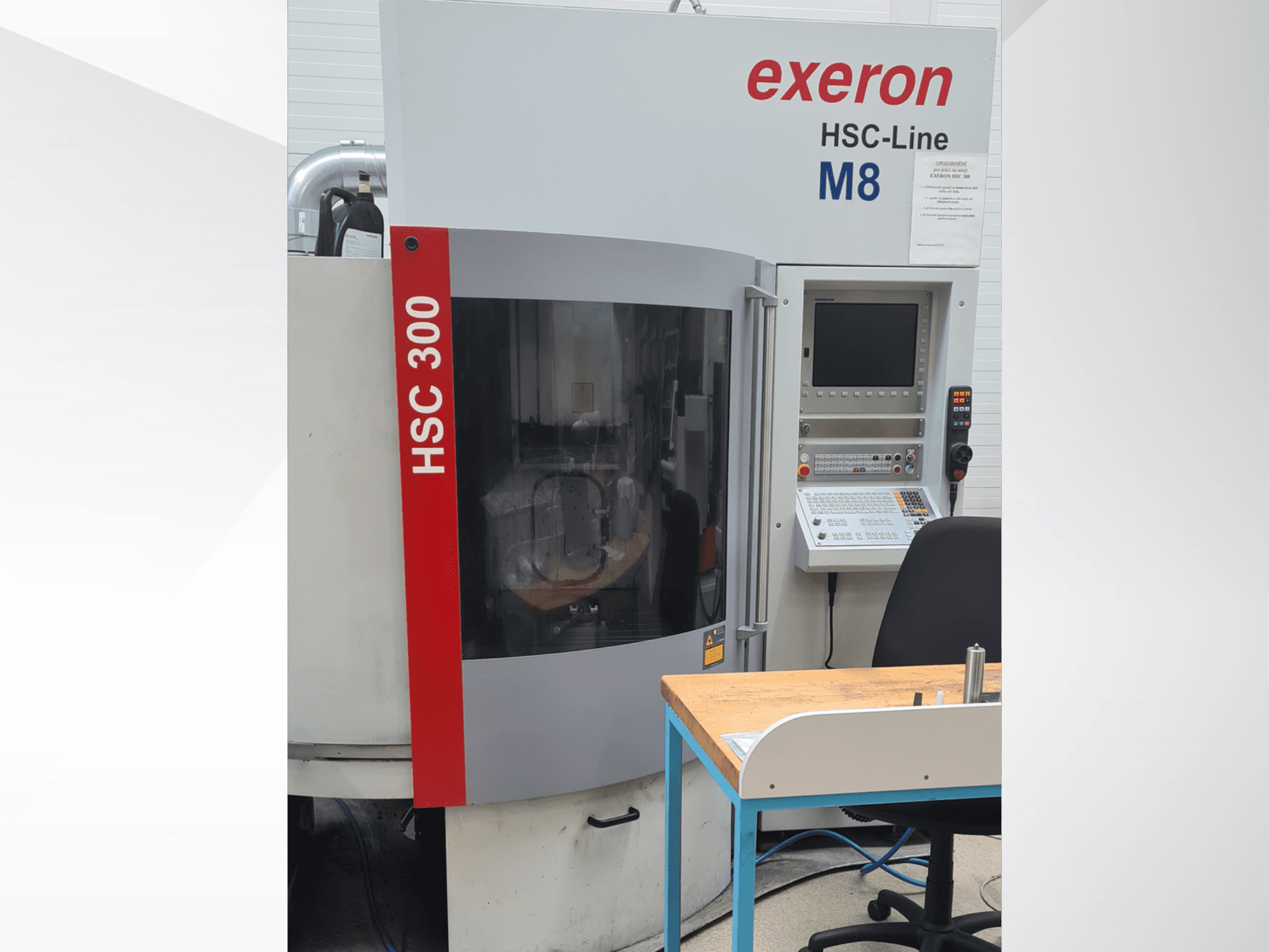 Вертикальний обробний центр Exeron HSC 300/3, вид спереду, на якому видно панель управління та робочий стіл.