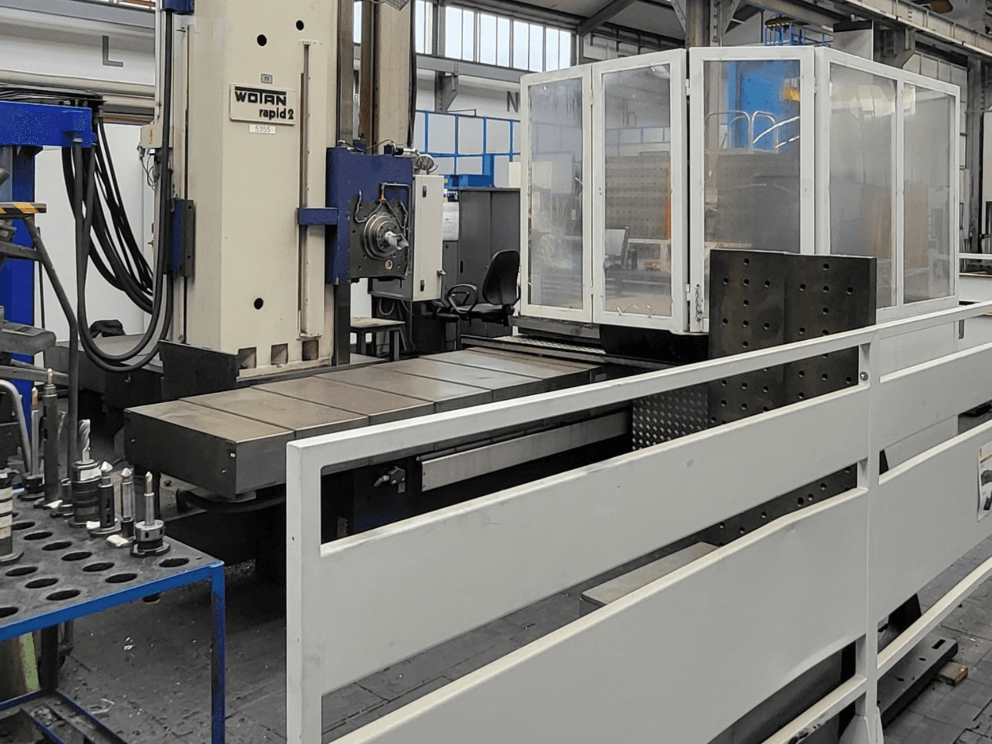 Горизонтальний обробний центр WOTAN Rapid 2R/6-1500/2 у фронтальному вигляді, оснащений великим робочим столом та захисним кожухом.