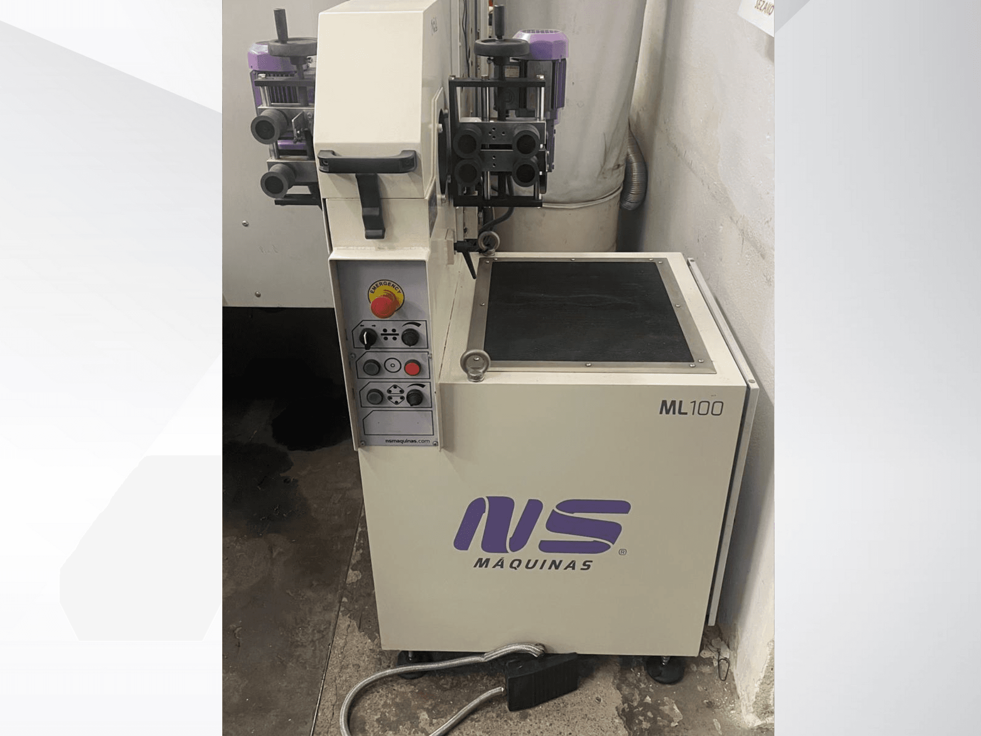 Верстат ML100 від MS Maquinas, вид спереду, з панеллю керування з кнопками і педаллю, визначеною робочою поверхнею.