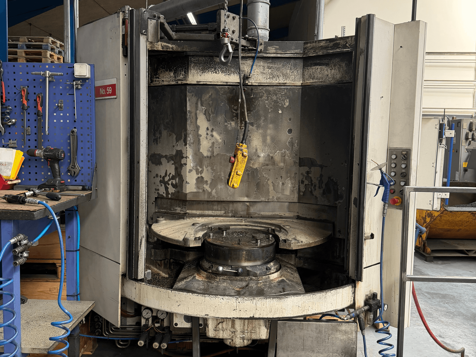 Горизонтальний обробний центр HELLER MC 16, вид спереду, показуючи порожній робочий стіл і панель керування, в умовах майстерні.