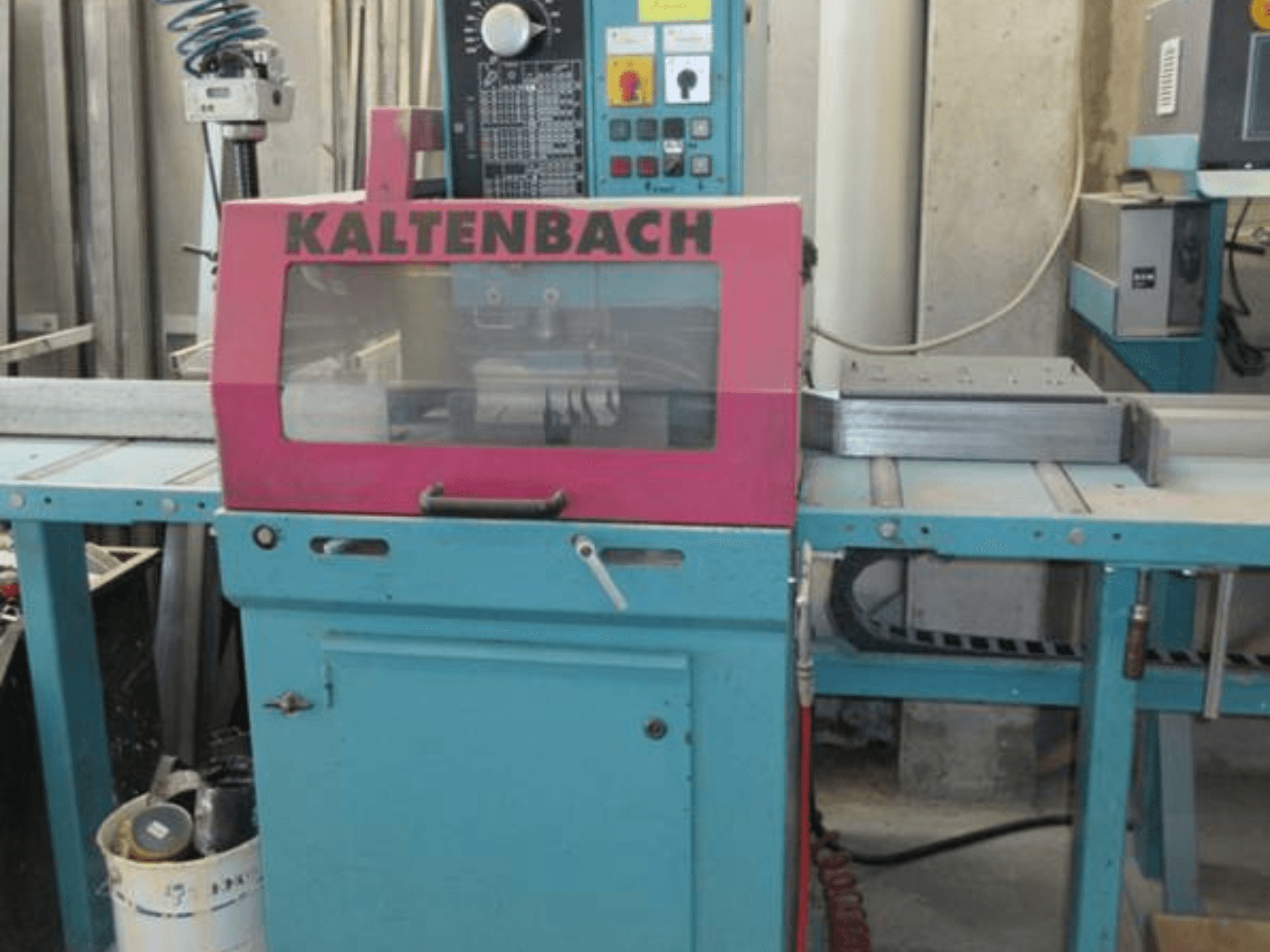 Циркулярна пила по металу KALTENBACH KKS 400 E, вид спереду, з рожевим захисним кожухом і панеллю керування з кнопками.