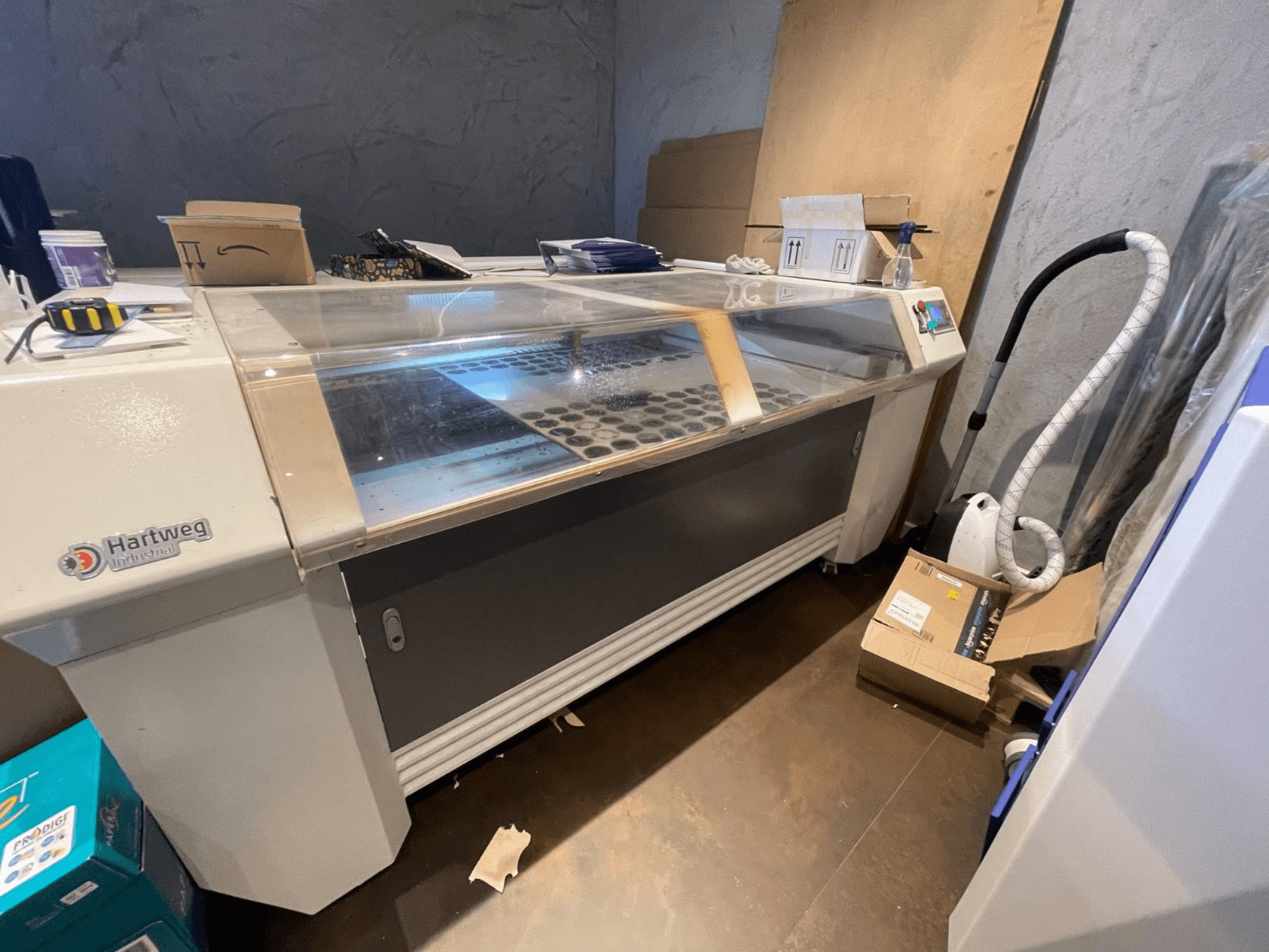 Машина для лазерного різання CO2 Bodor CL-1610XUF у вигляді збоку, з робочою зоною з прорізами для матеріалу та панеллю керування.