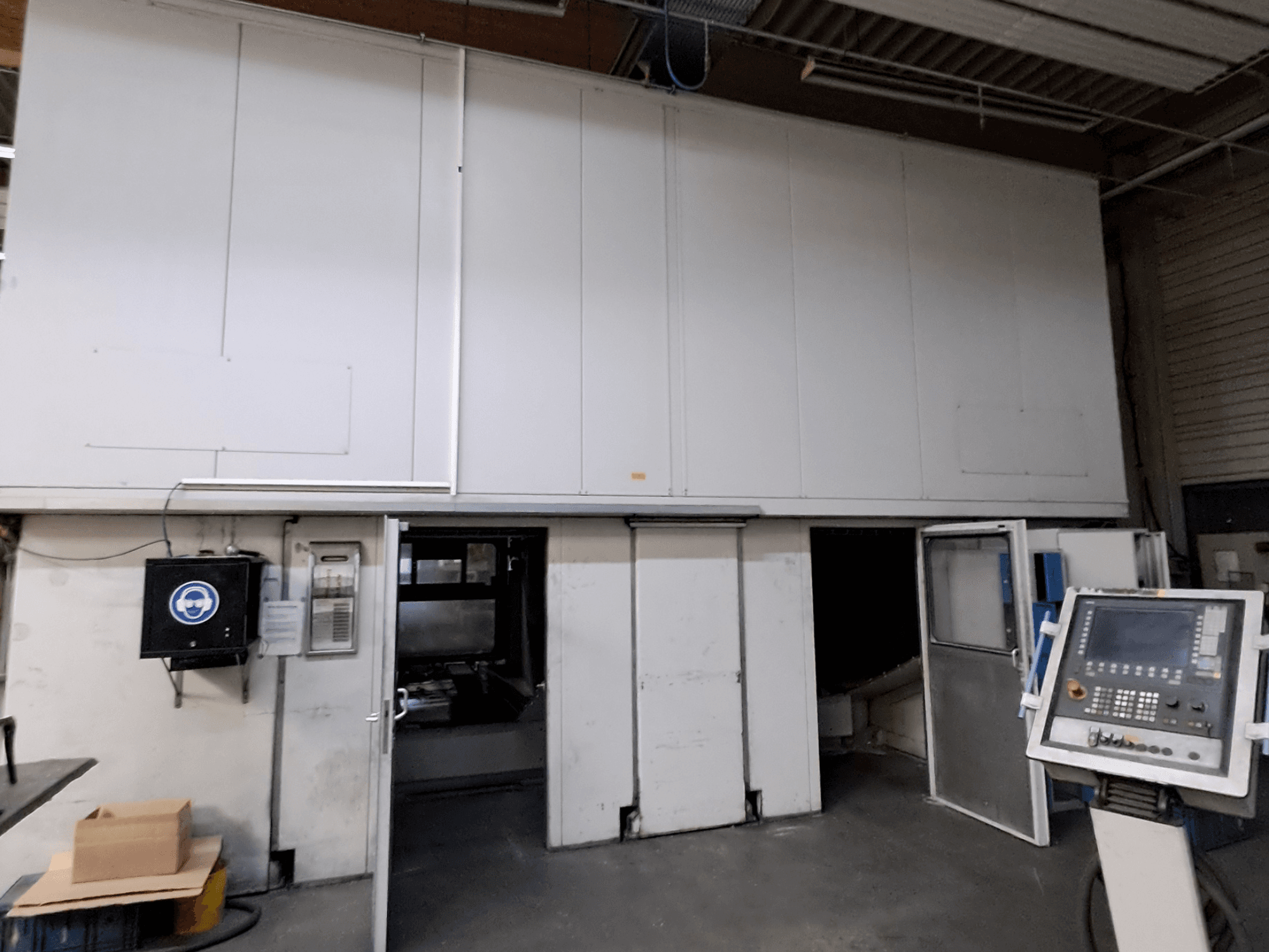 Портальний фрезерний верстат MAKA Moving Beam 840D, вид спереду з відкритими дверцятами, що дозволяють побачити внутрішню частину верстата та панель управління.