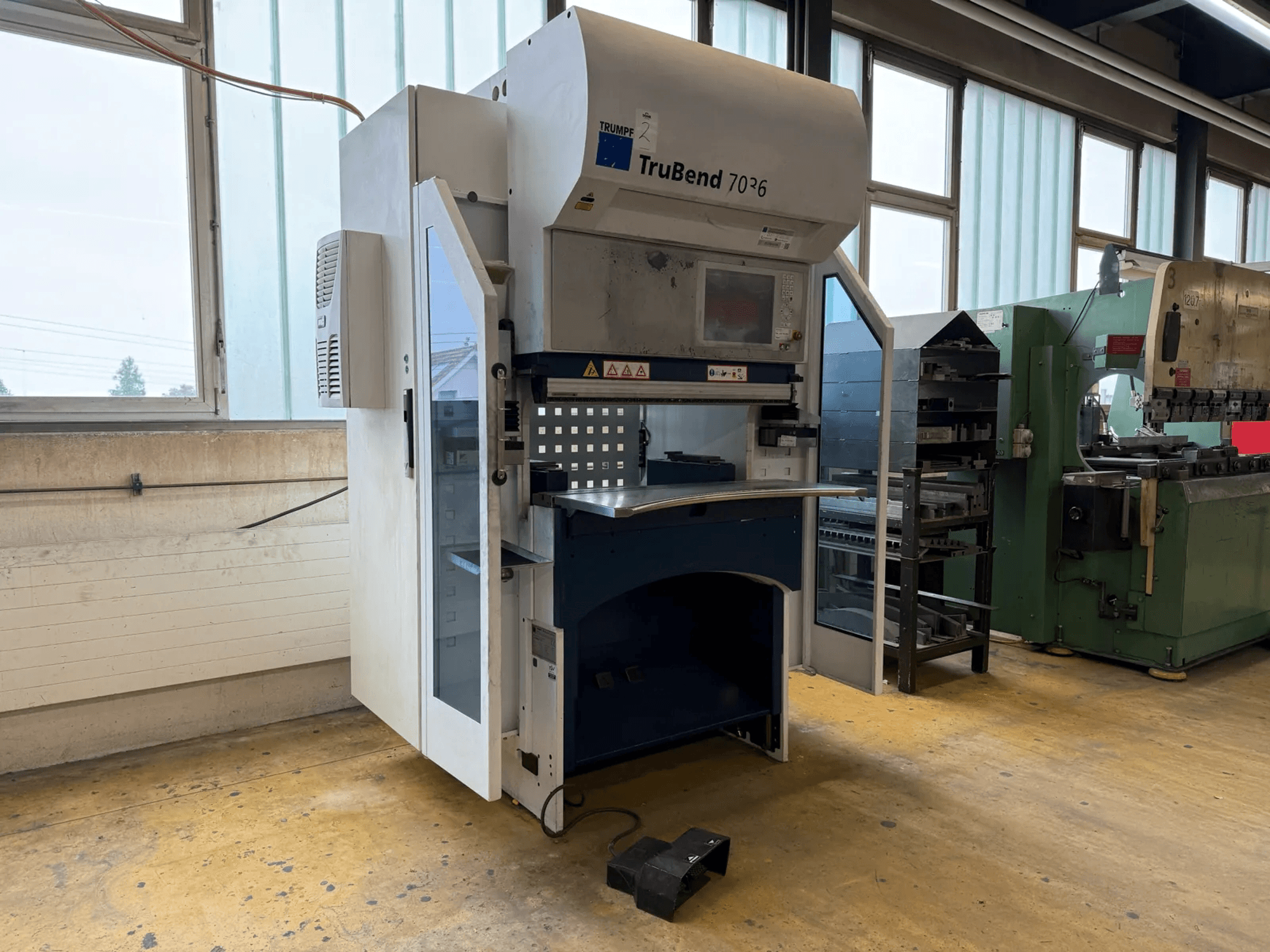 Гнучкий прес TRUMPF TruBend 7036 у цеху, вид спереду з відкритими дверцятами, на якому видно панель управління та зону гнуття.