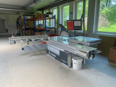 Розсувна настільна пила ALTENDORF F45, вид спереду, з регульованим розсувним столом, цифровим дисплеєм і панеллю керування.