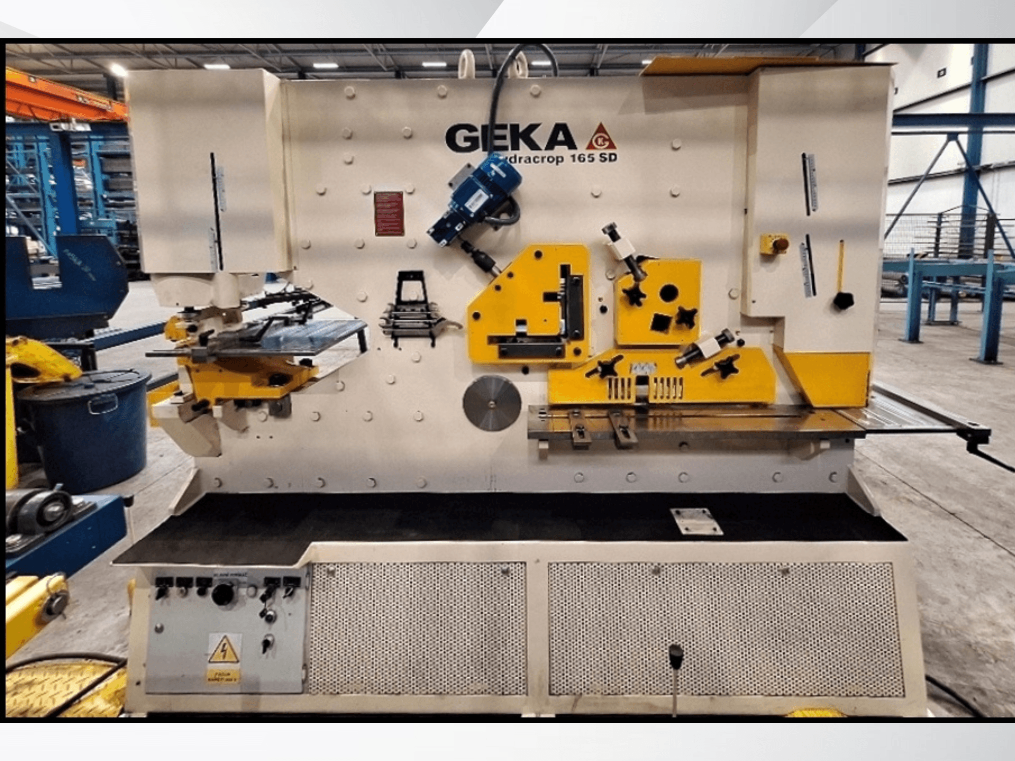 Ножиці з ЧПУ GEKA HYDRACROP 165/300 SD у фронтальному ракурсі, на яких видно елементи управління та особливості різання.