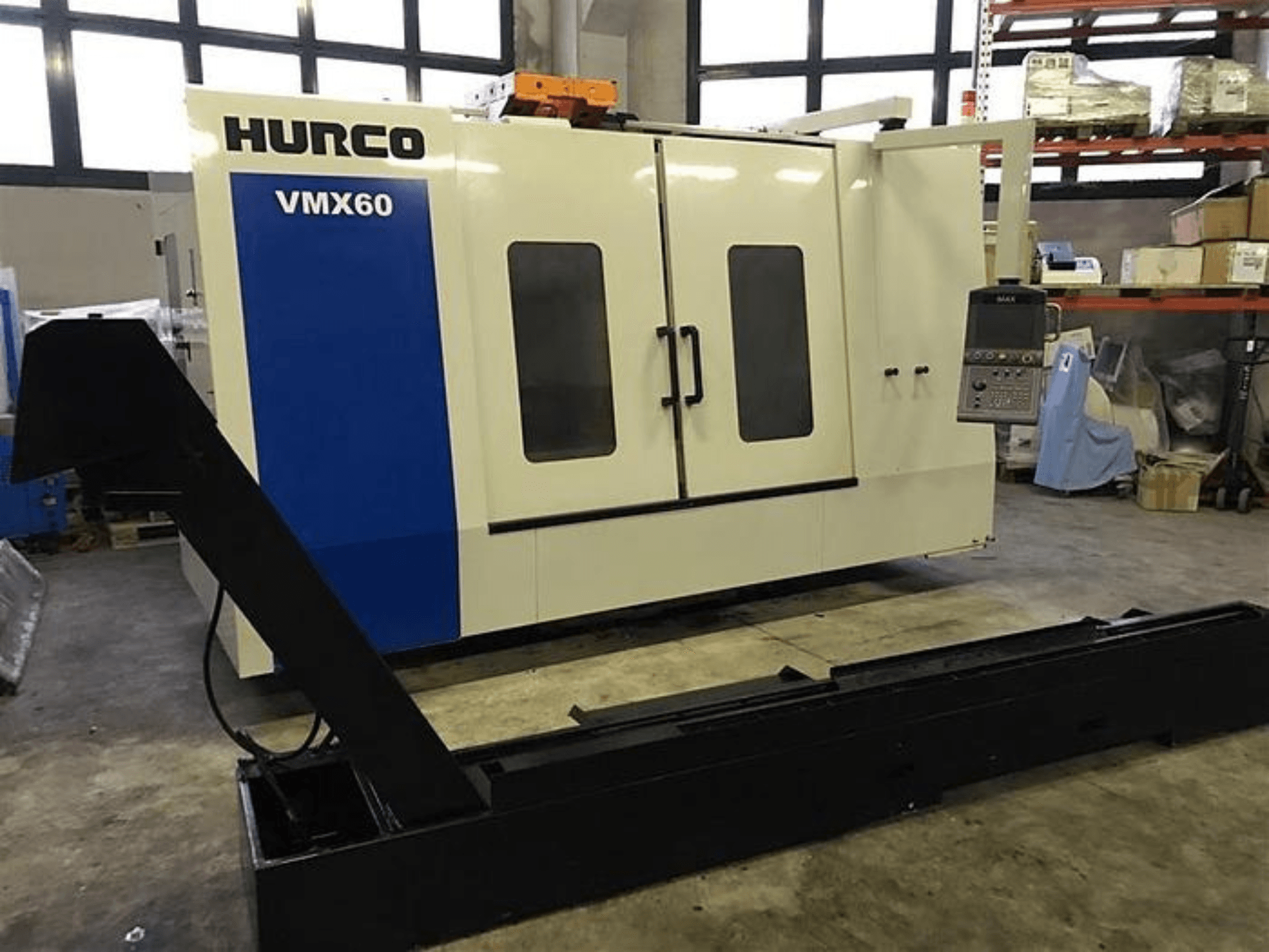 Верстат з ЧПК HURCO VMX60 в майстерні, вид спереду, з панеллю керування та прикріпленою чорною опорною рейкою.