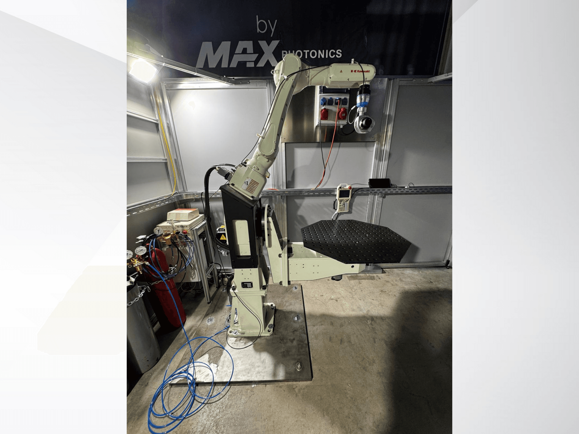 Роботизований маніпулятор Max Photonics, вигляд спереду, з чорною перфорованою платформою і панеллю керування з датчиками і кабелями.