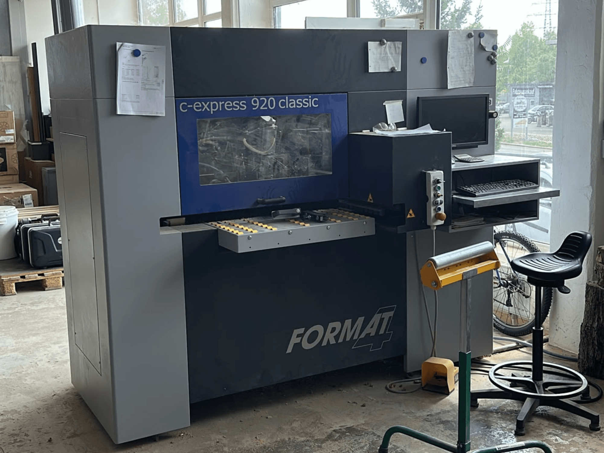 Центр обробки деревини з ЧПУ FORMAT4 c-express 920 classic, вид спереду, на якому видно панель управління та робочу зону.