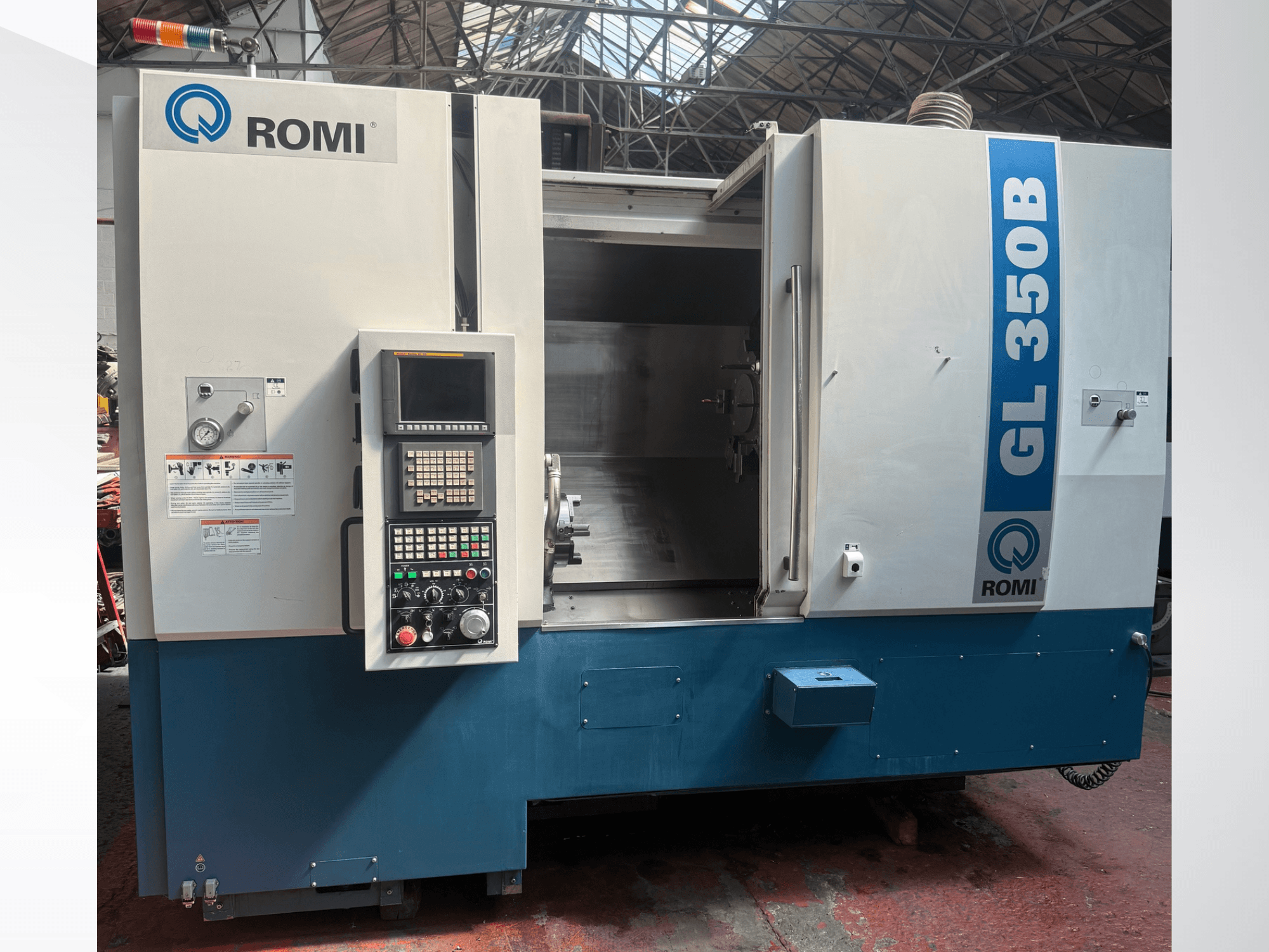 Вид спереду горизонтального токарного верстата Romi GL 350B, демонструє панель управління і відкриту робочу зону.