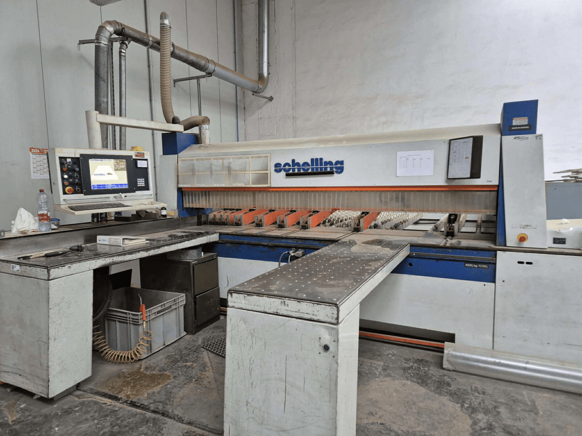 Розкрійний верстат Schaublin у вигляді збоку, з комп'ютерним інтерфейсом, гострими лезами та міцною металевою робочою поверхнею.