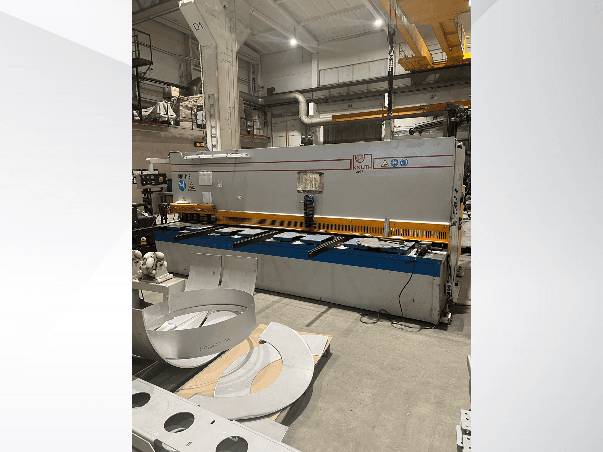 Верстат для різання листового металу Knuth моделі MT 4173 в майстерні, вид спереду, на якому показано стіл для різання та металеві листи.