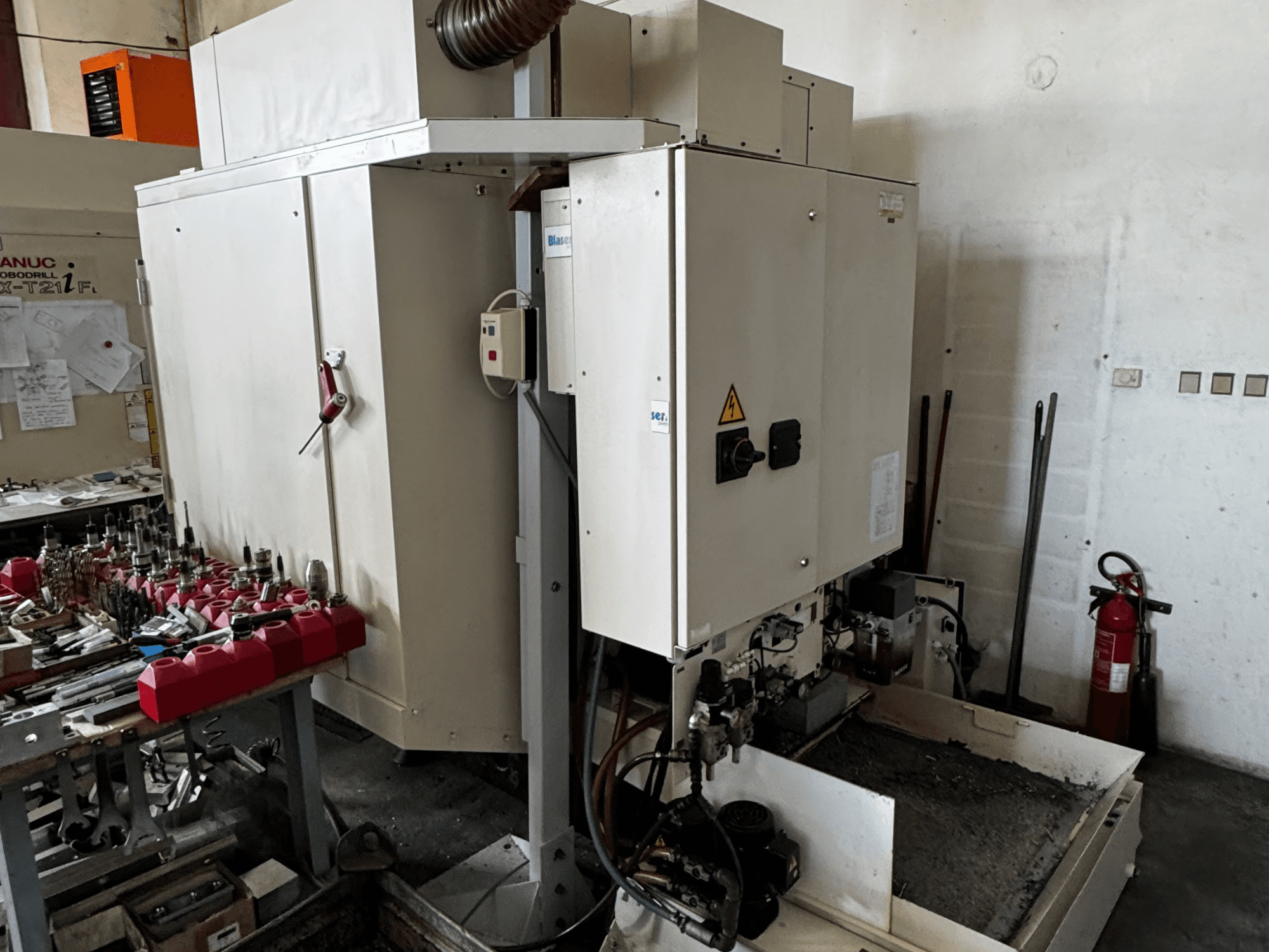 Вертикальний обробний центр FANUC Robodrill alpha-T21iFL, вид збоку: панель керування, інструменти та робоча зона.