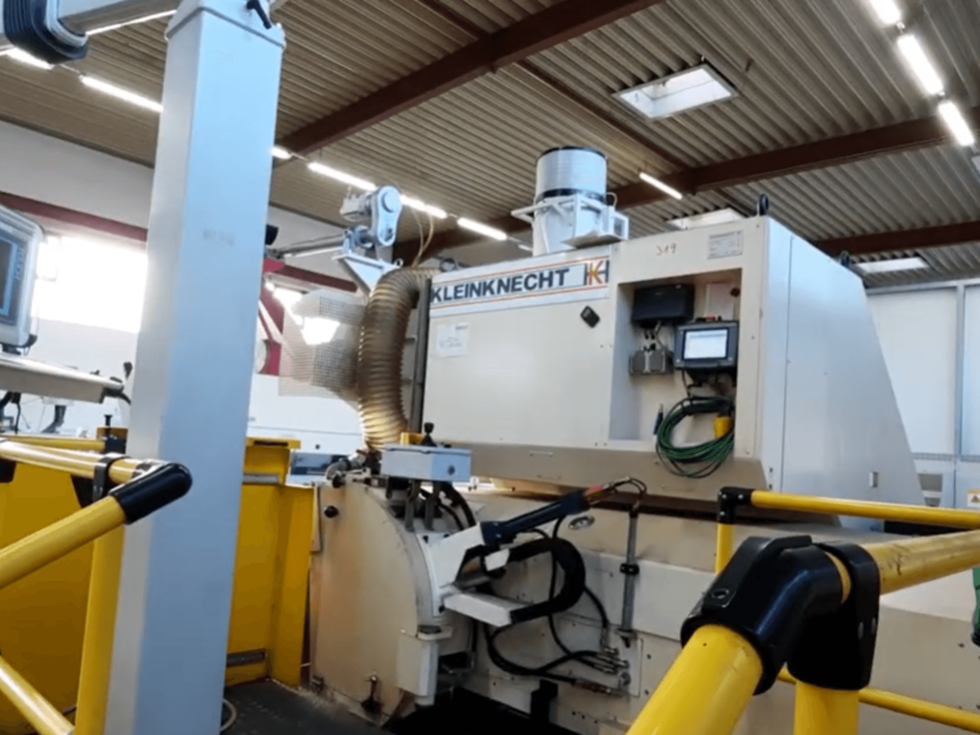 Кругла шліфувальна машина WALDRICH KLEINKNECHT WS III C 6.00 X 5000, показана збоку, з панеллю керування та витяжною системою.