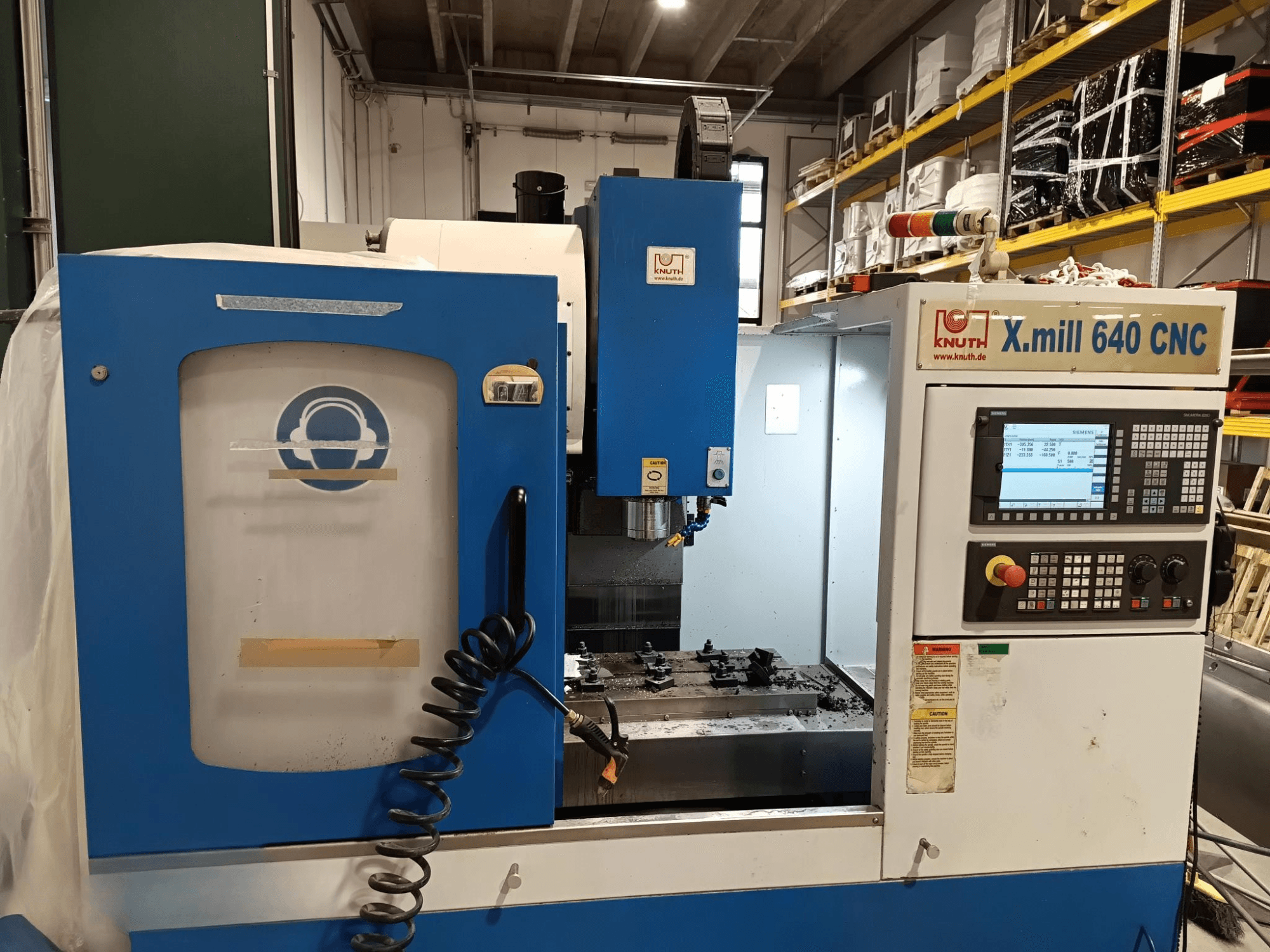 Верстат Knuth X.mill 640 з ЧПК у вигляді збоку, з панеллю керування, зоною шпинделя та видимим налаштуванням заготовки.