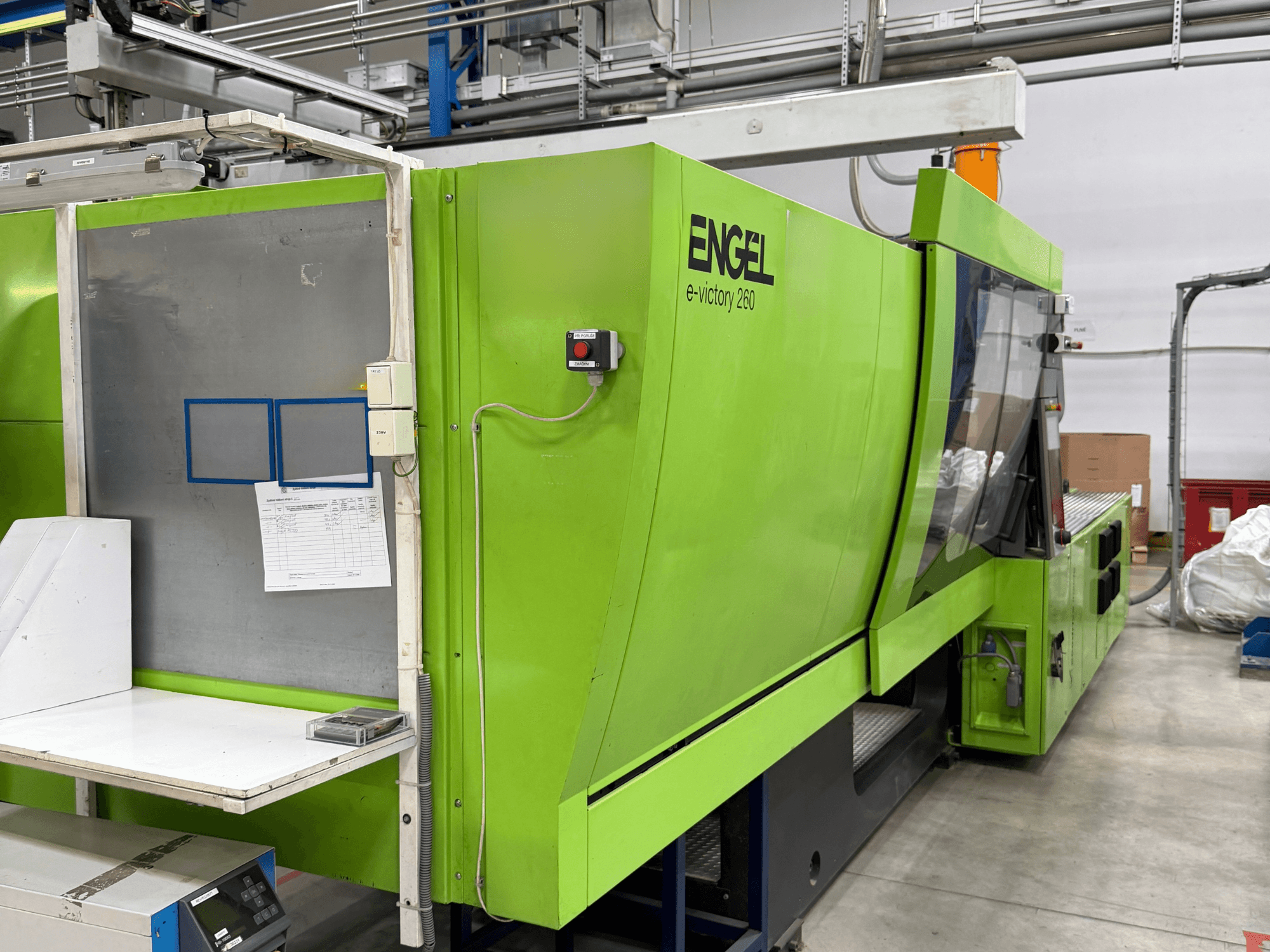 Електрична термопластавтомат Green Engel e-victory 260 у боковому ракурсі, на якому видно панель управління та робочу поверхню.
