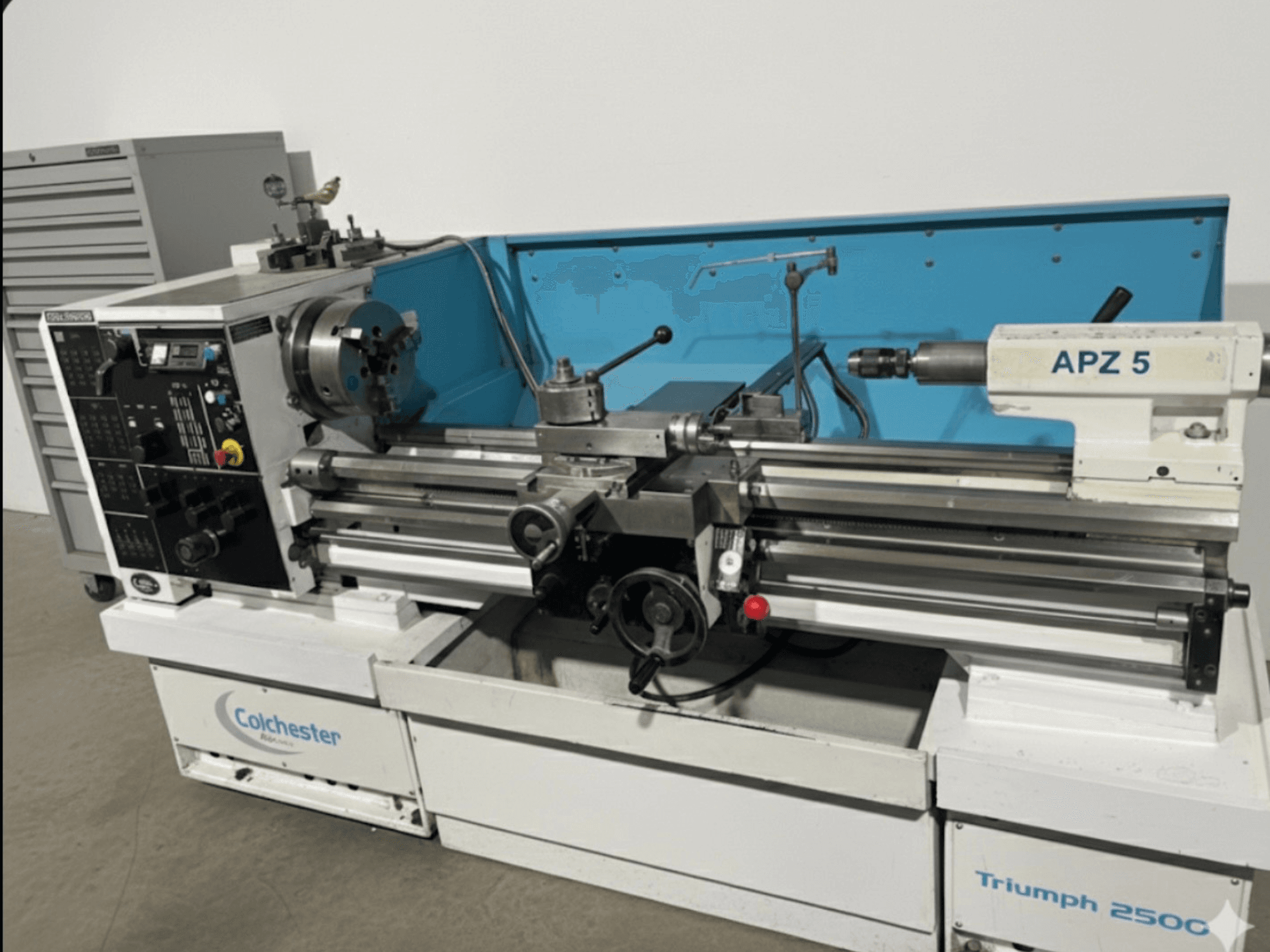 Токарний верстат Colchester Triumph 250C, вид спереду, з приставкою APZ 5 і панеллю керування з циферблатами та кнопками.