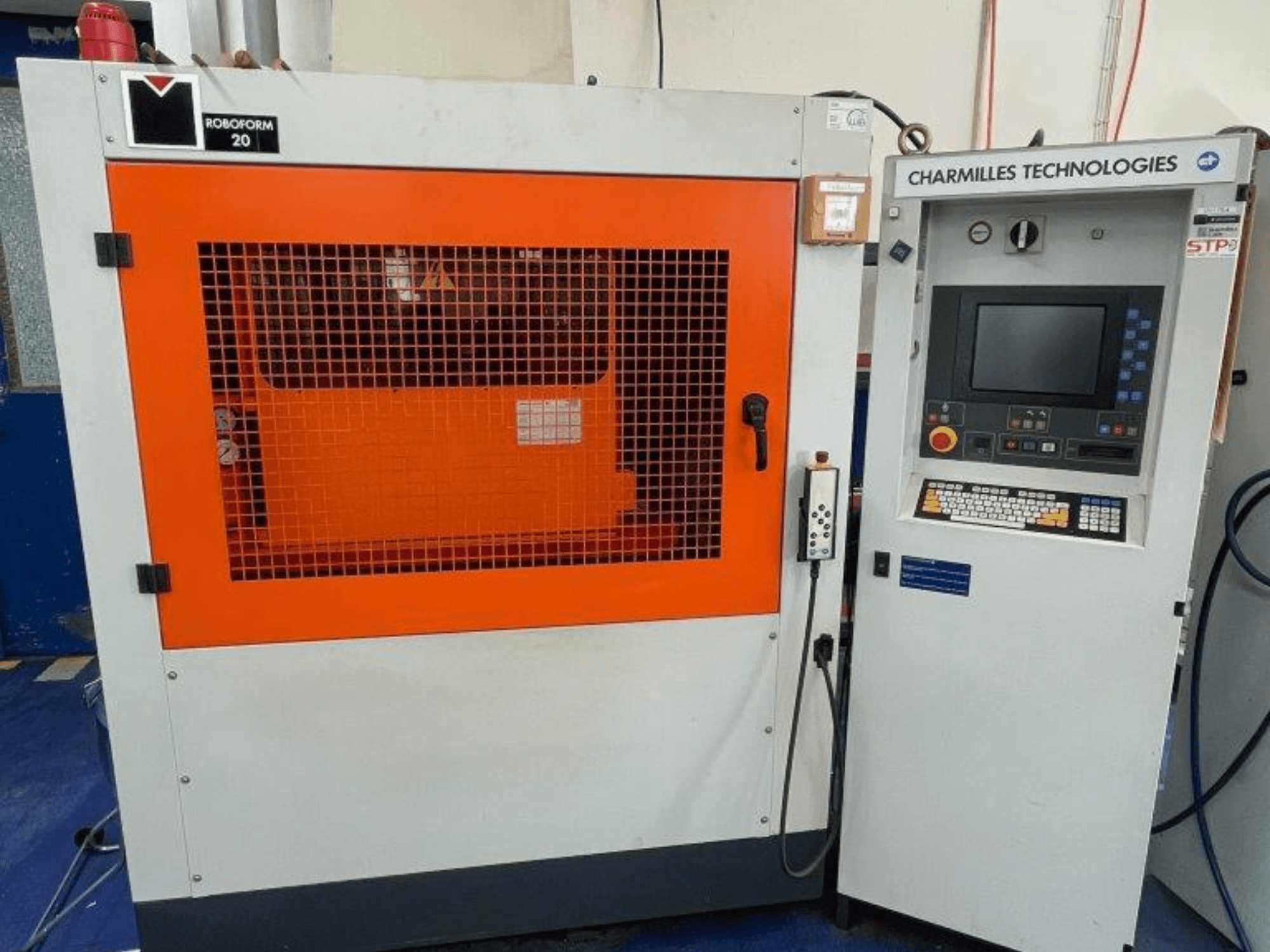 Висікальний електроерозійний верстат AgieCharmilles Robofrom 20, вид спереду з панеллю керування та помаранчевою захисною решіткою.