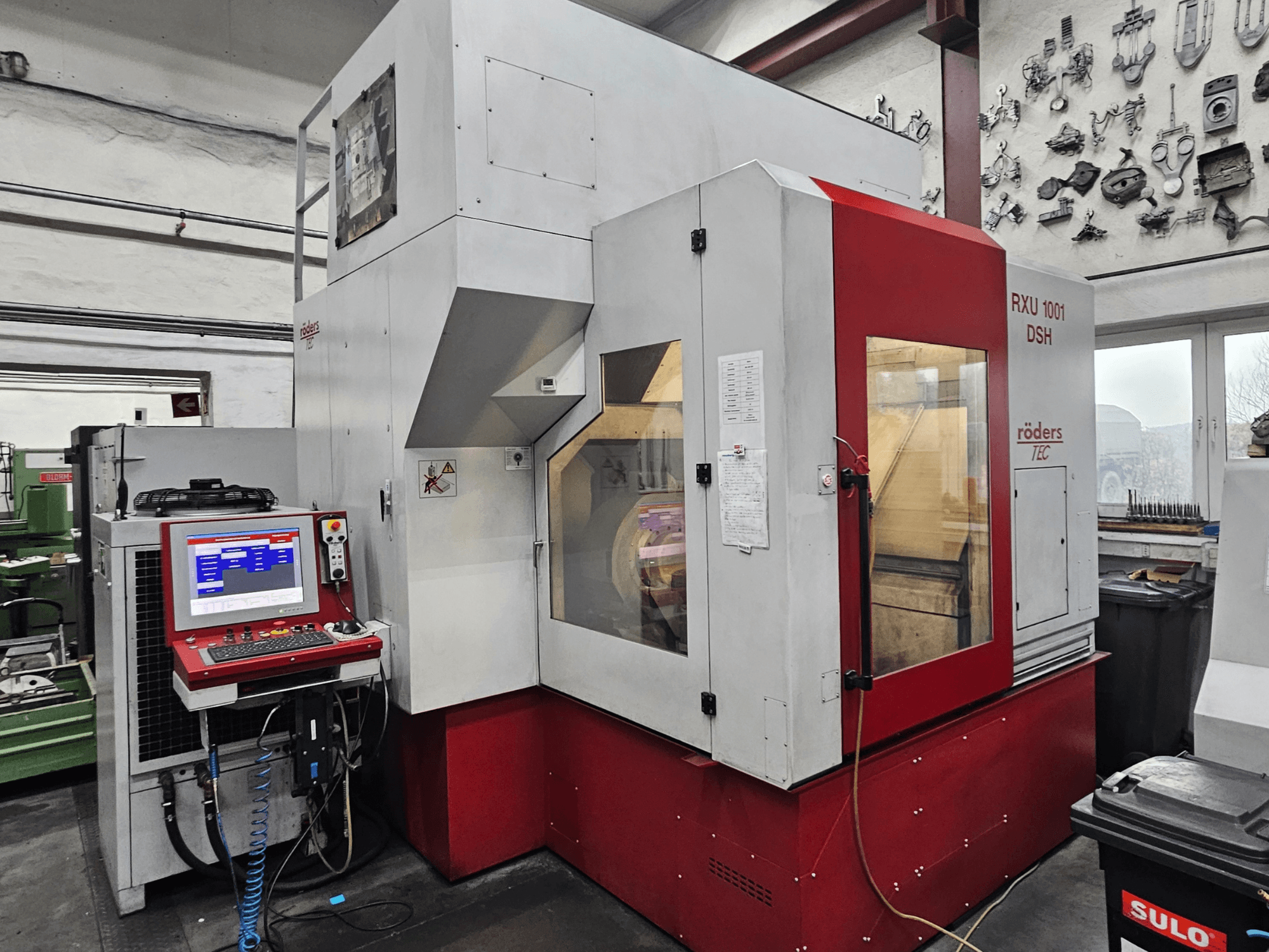 Вертикальний обробний центр RÖDERS RXU 1001 DSH, вид спереду з панеллю керування та деталями верстата в умовах майстерні.