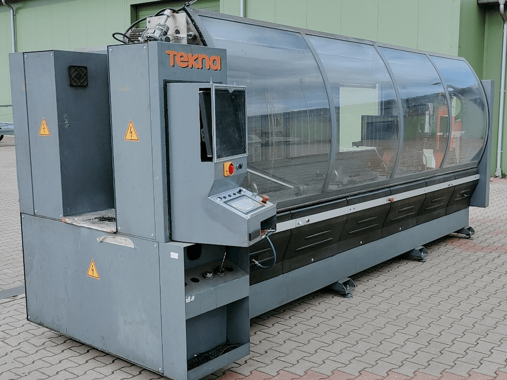 Front view of Tekna TK427-3 machine